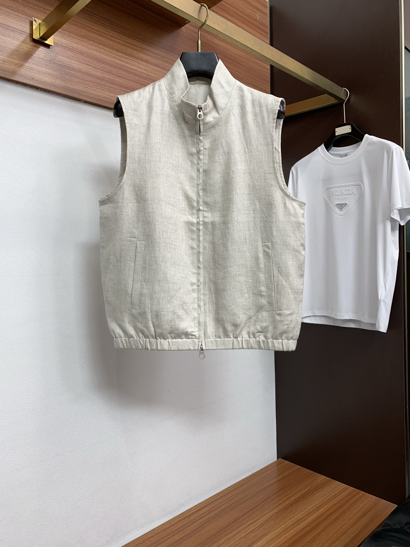 loro Piana 诺悠翩雅 2026新款男士休闲休闲麻棉马甲夹克外套。穿上简约干练的休闲外套，瞬间重