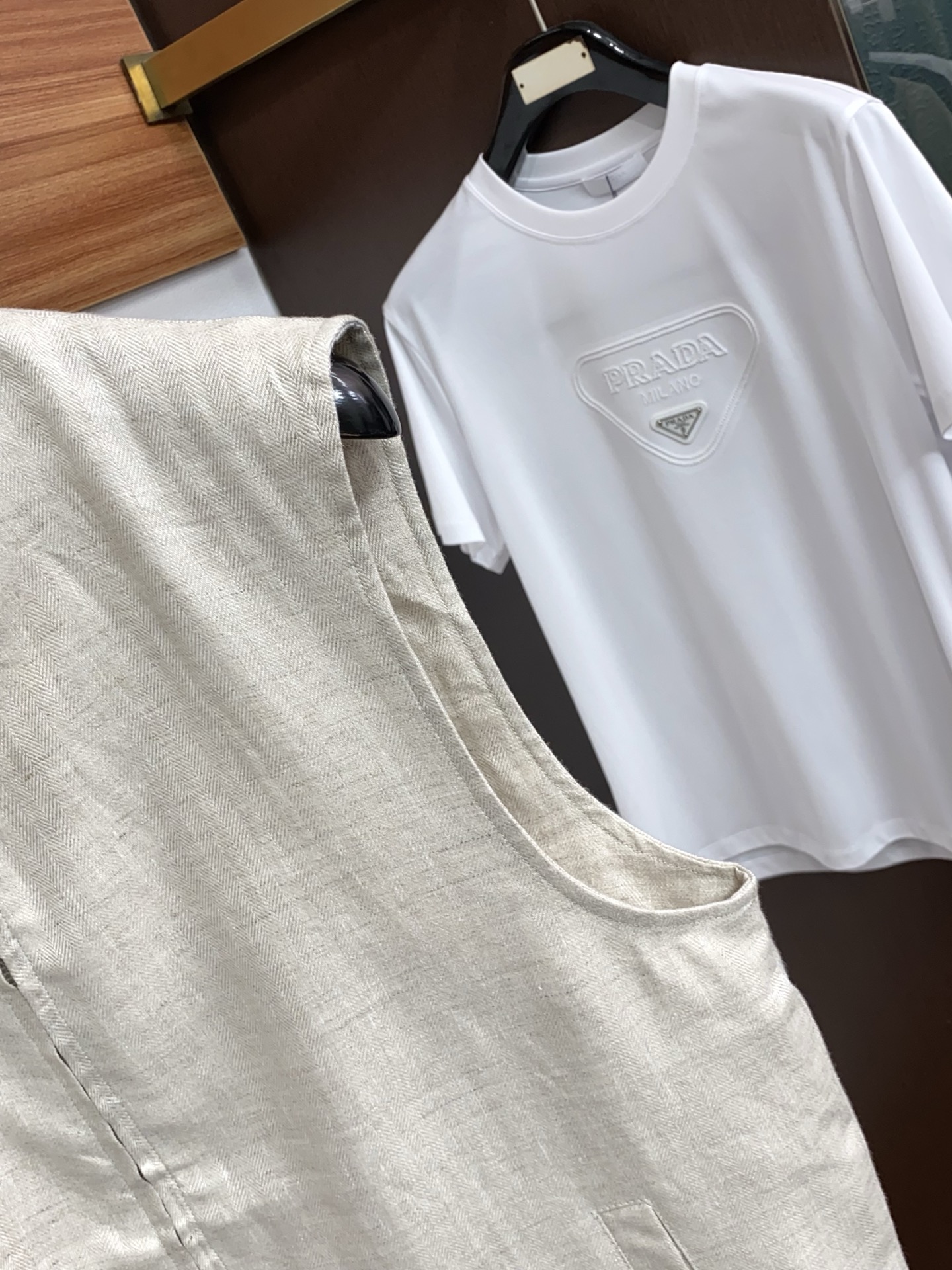 loro Piana 诺悠翩雅 2026新款男士休闲休闲麻棉马甲夹克外套。穿上简约干练的休闲外套，瞬间重