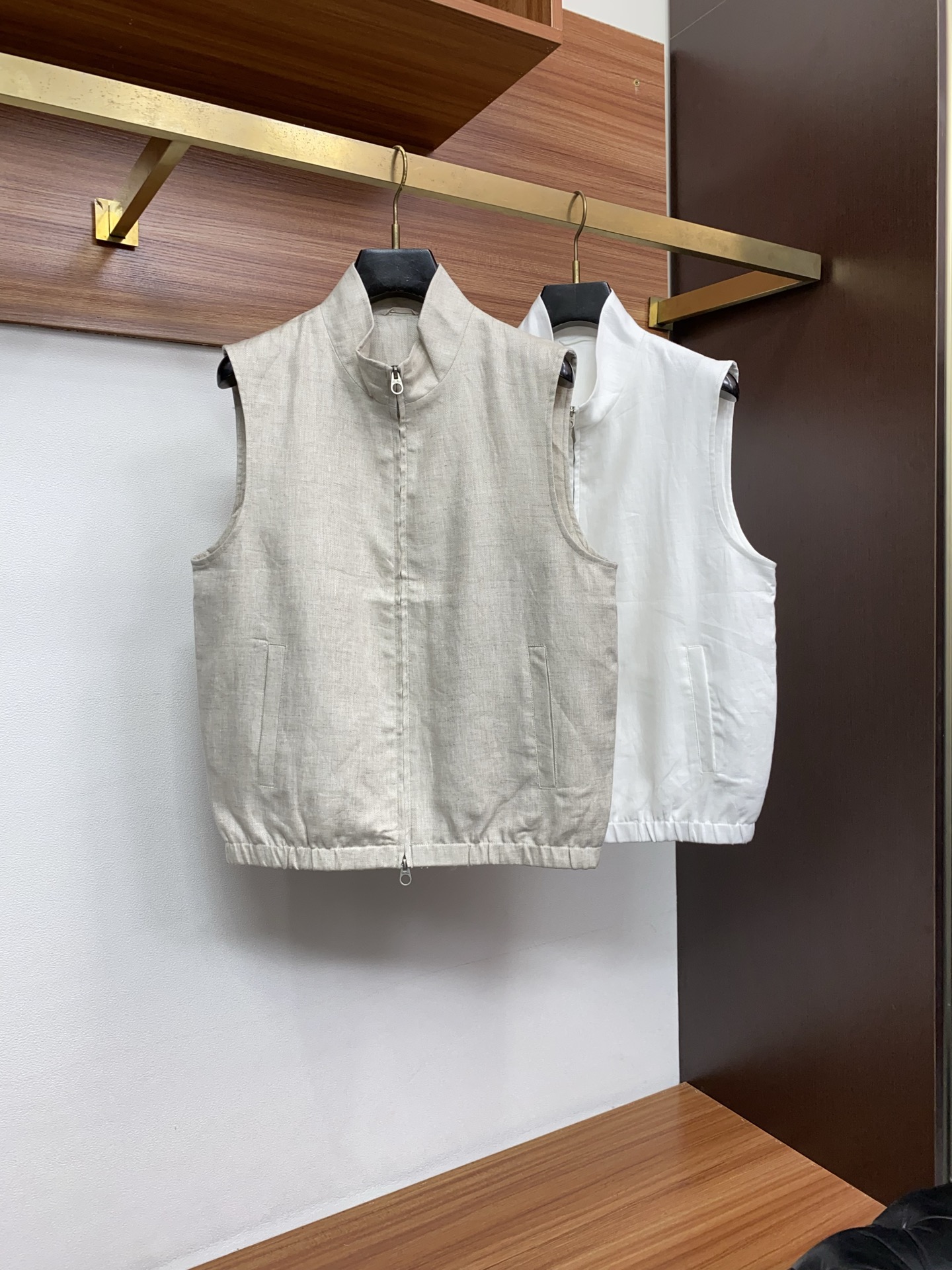 loro Piana 诺悠翩雅 2026新款男士休闲休闲麻棉马甲夹克外套。穿上简约干练的休闲外套，瞬间重