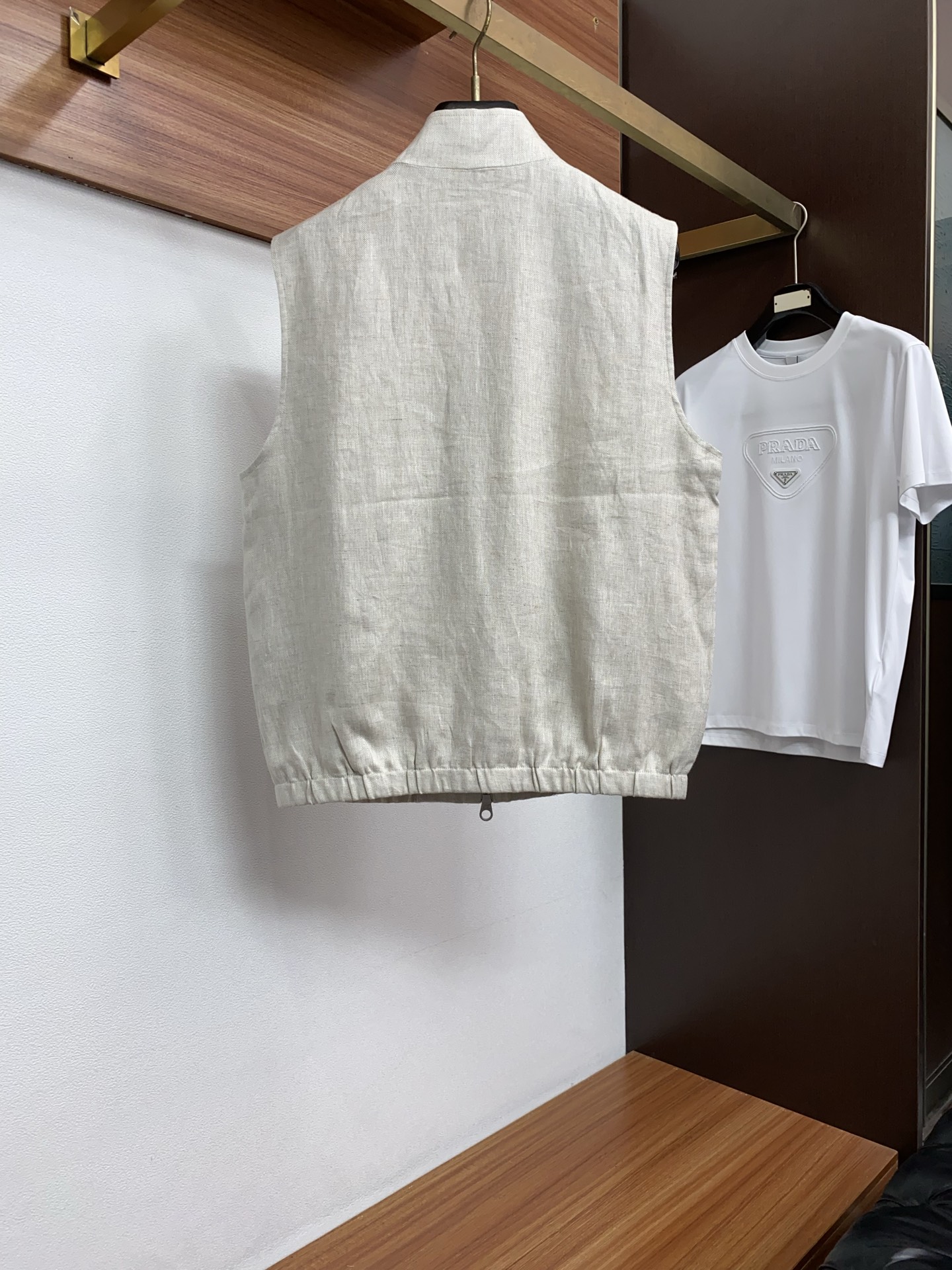 loro Piana 诺悠翩雅 2026新款男士休闲休闲麻棉马甲夹克外套。穿上简约干练的休闲外套，瞬间重