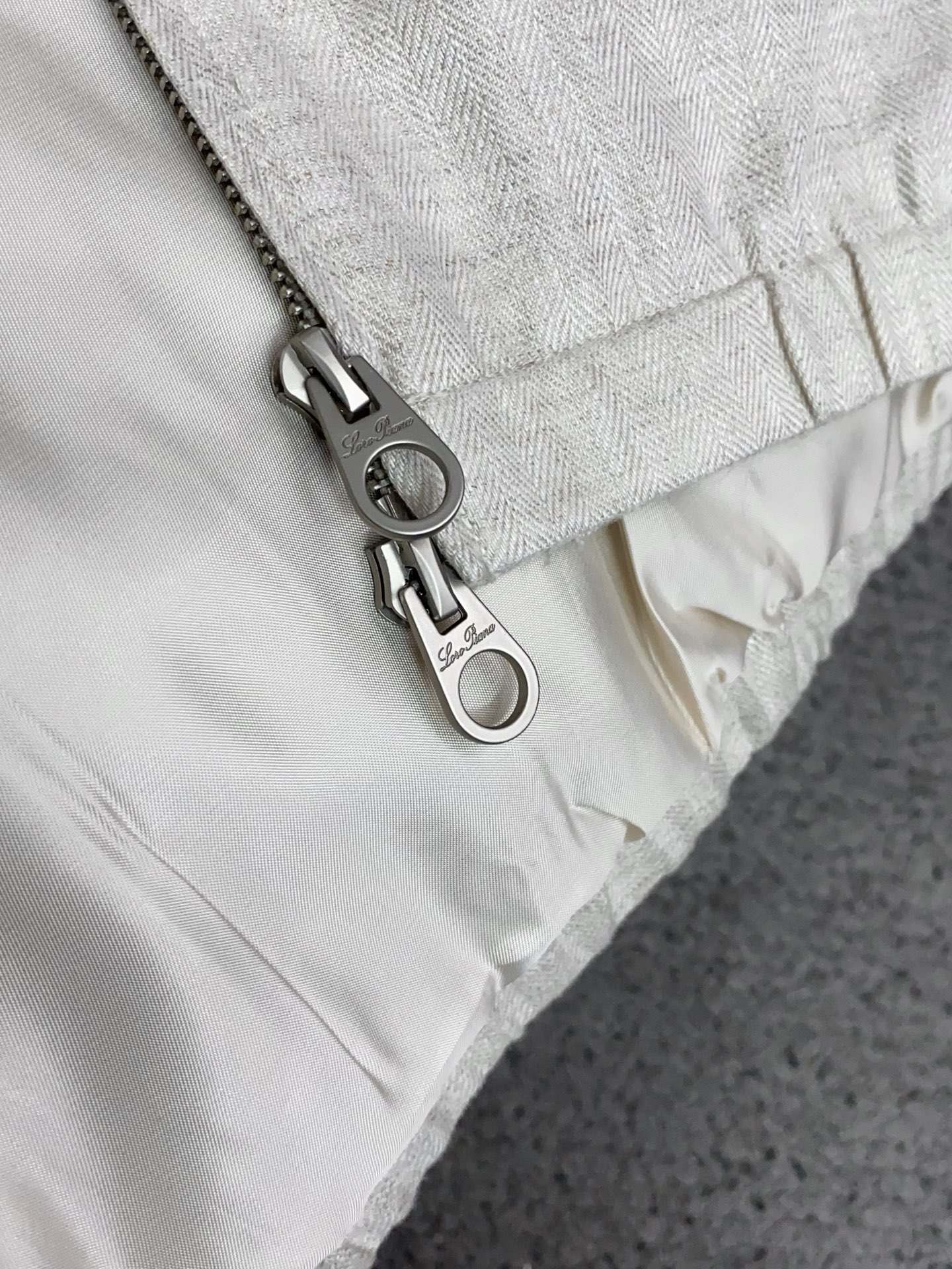loro Piana 诺悠翩雅 2026新款男士休闲休闲麻棉马甲夹克外套。穿上简约干练的休闲外套，瞬间重