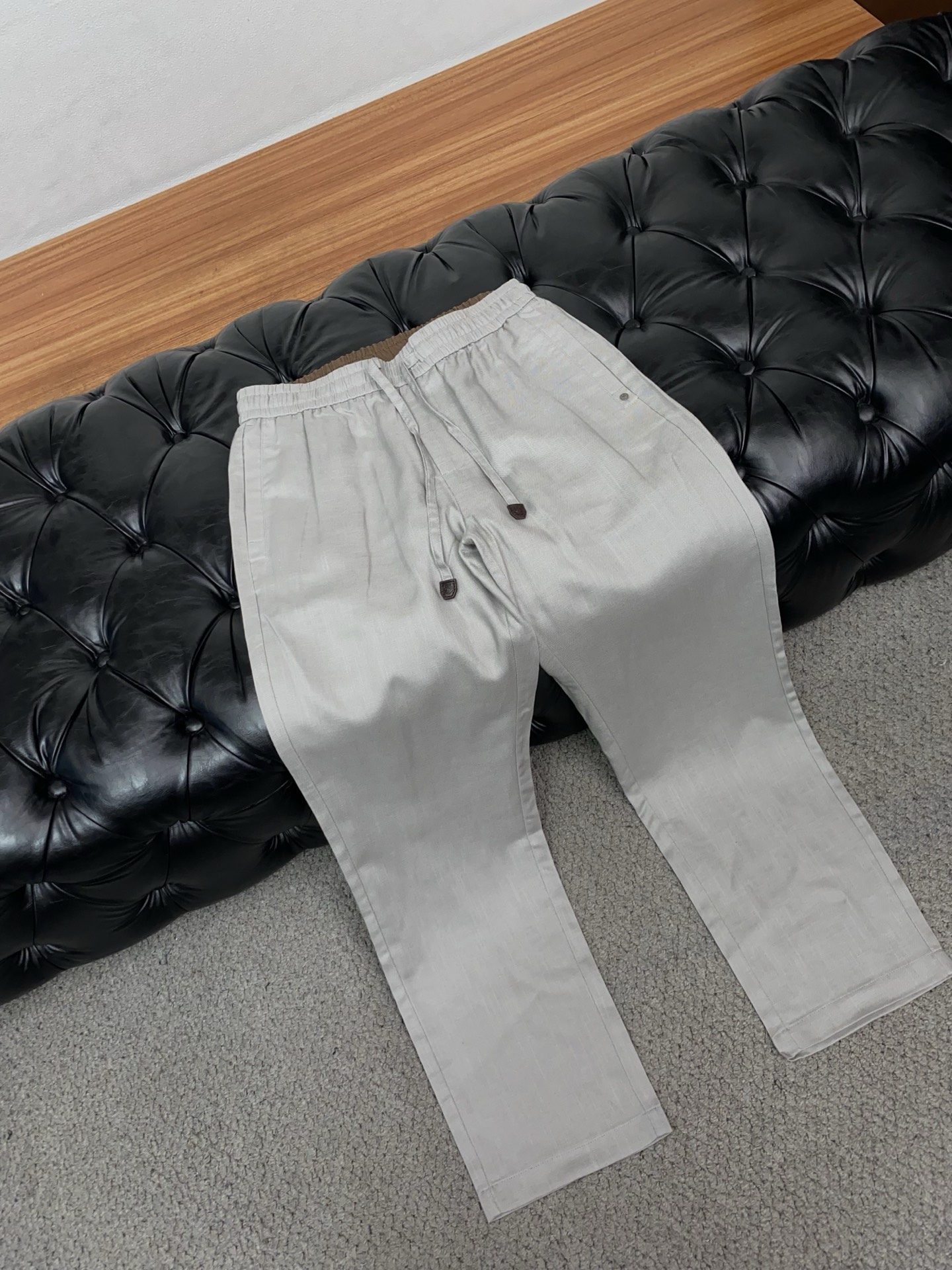 loro Piana 诺悠翩雅 2026春夏新款弹力纤维休闲裤 干净利落剪裁，都市风十足 采用精纺面料手