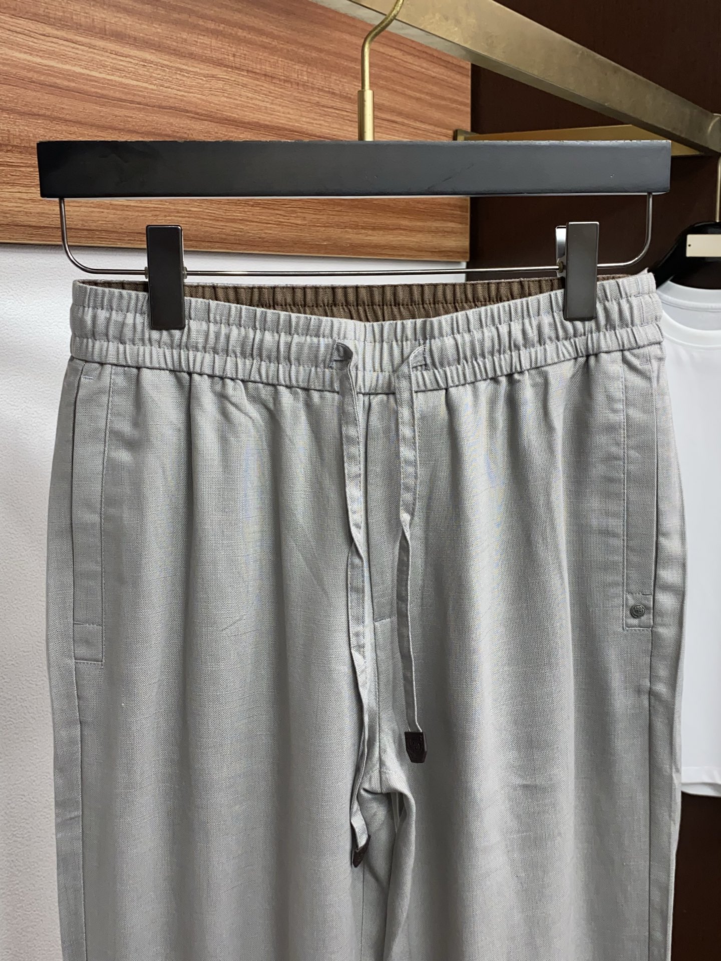 loro Piana 诺悠翩雅 2026春夏新款弹力纤维休闲裤 干净利落剪裁，都市风十足 采用精纺面料手