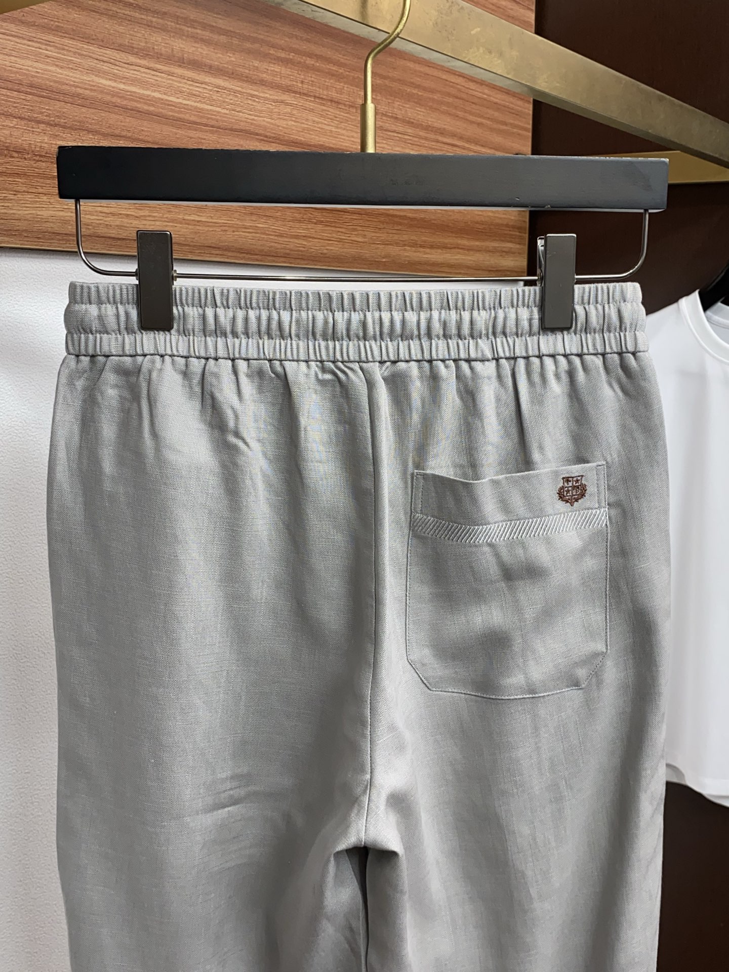 loro Piana 诺悠翩雅 2026春夏新款弹力纤维休闲裤 干净利落剪裁，都市风十足 采用精纺面料手