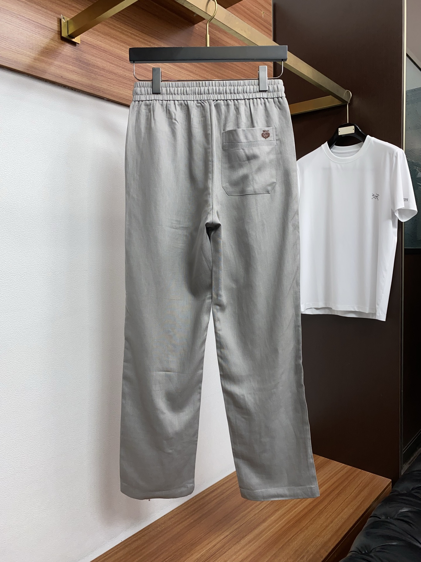 loro Piana 诺悠翩雅 2026春夏新款弹力纤维休闲裤 干净利落剪裁，都市风十足 采用精纺面料手