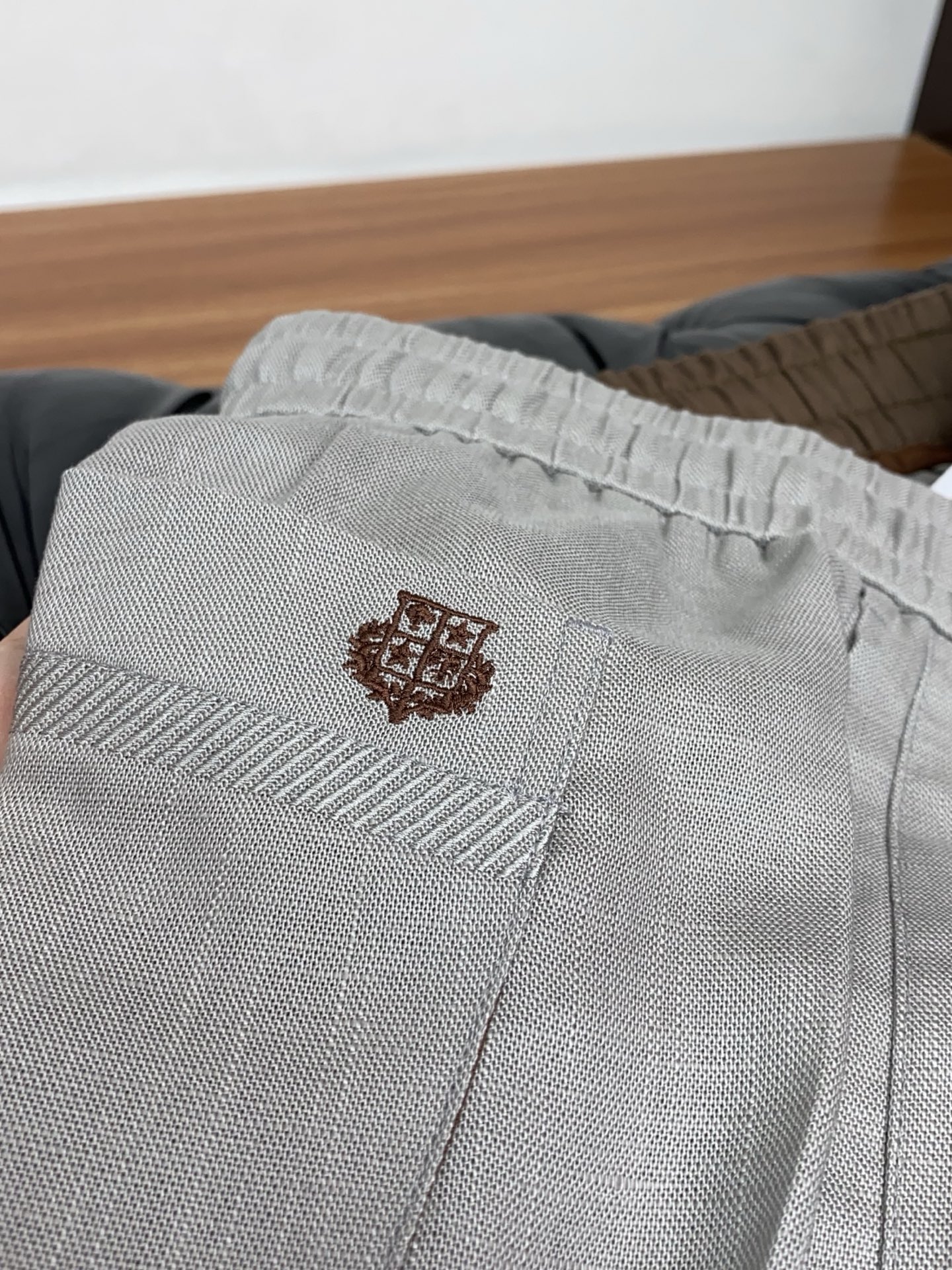 loro Piana 诺悠翩雅 2026春夏新款弹力纤维休闲裤 干净利落剪裁，都市风十足 采用精纺面料手