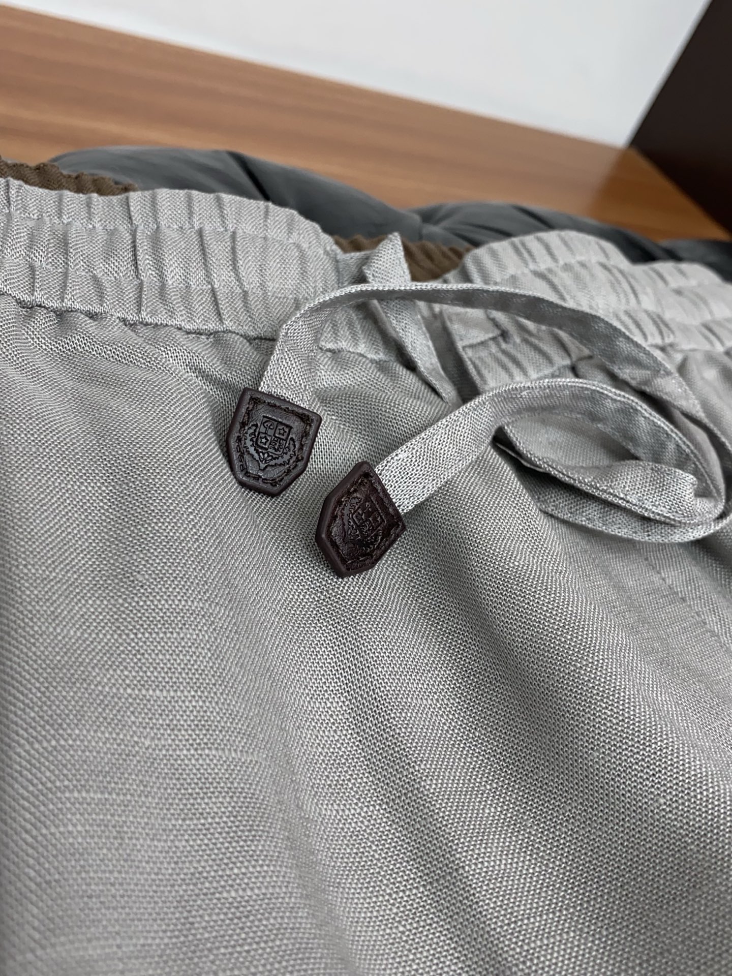 loro Piana 诺悠翩雅 2026春夏新款弹力纤维休闲裤 干净利落剪裁，都市风十足 采用精纺面料手