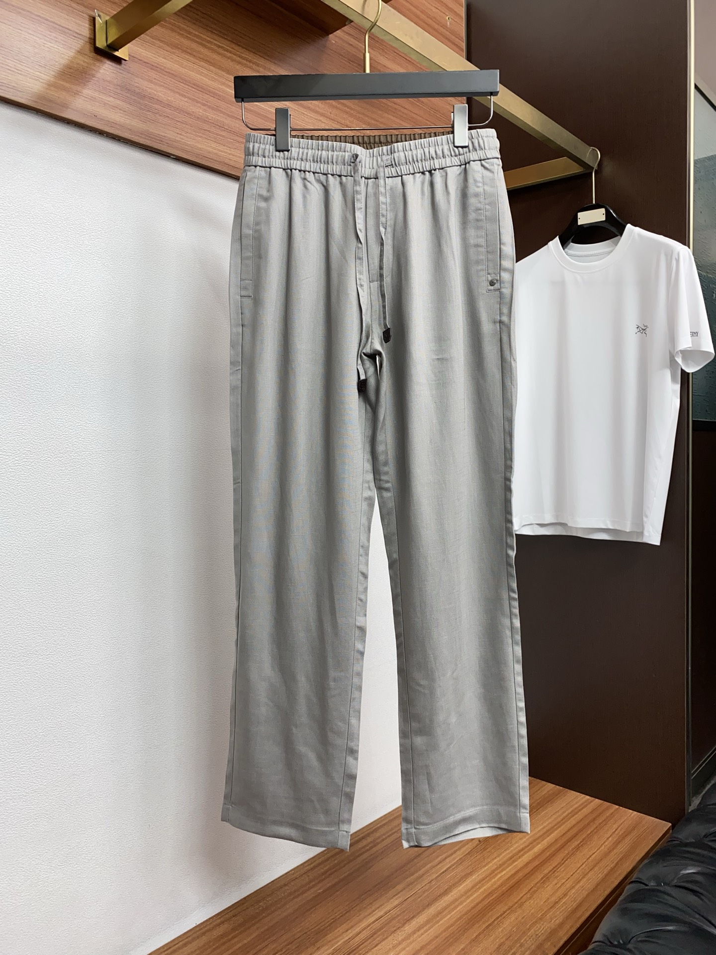 loro Piana 诺悠翩雅 2026春夏新款弹力纤维休闲裤 干净利落剪裁，都市风十足 采用精纺面料手
