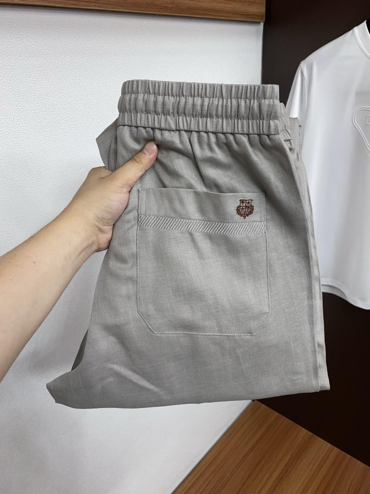 loro Piana 诺悠翩雅 2026春夏新款弹力纤维休闲裤 干净利落剪裁，都市风十足 采用精纺面料手