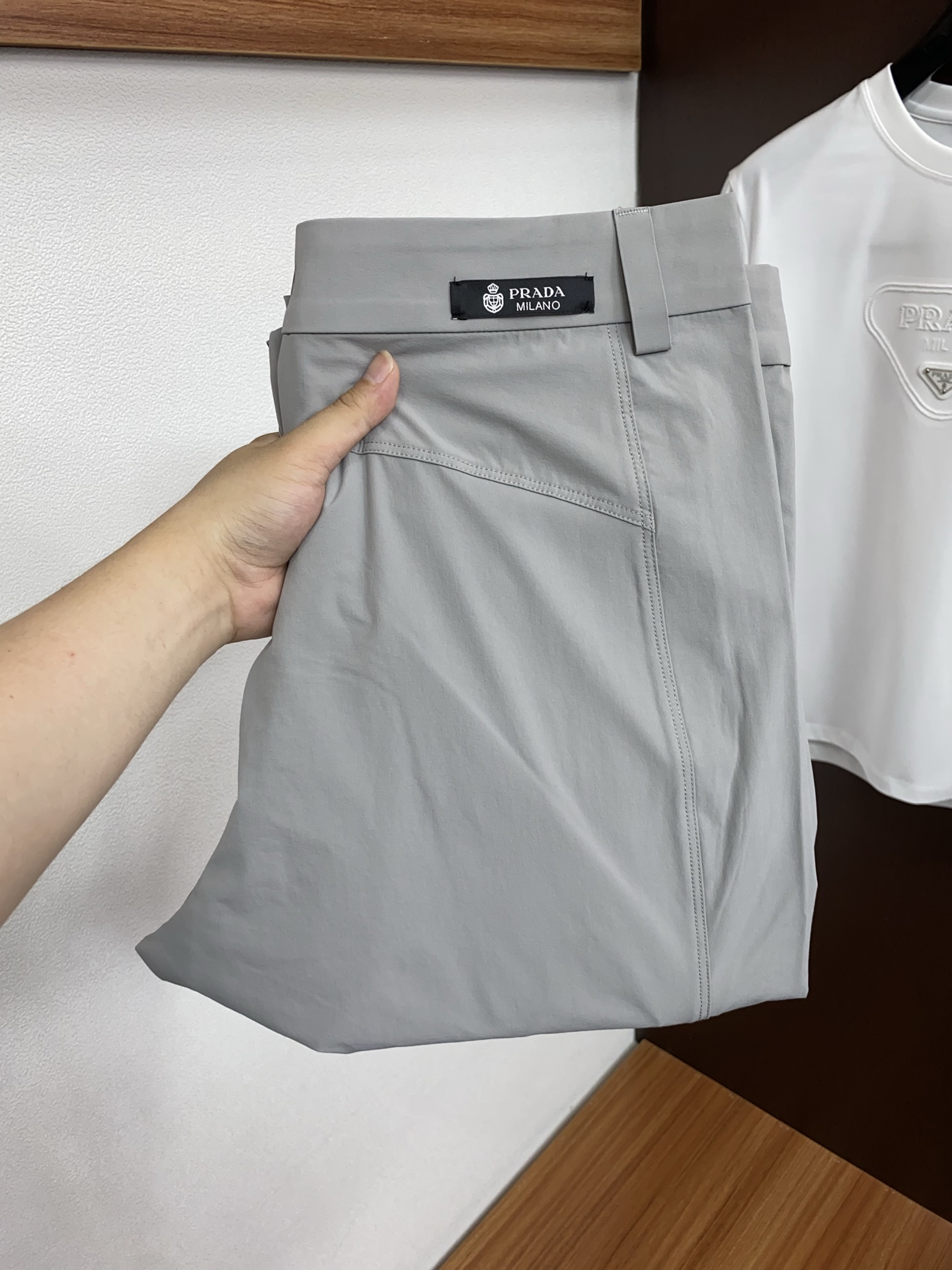 普拉达 2026春夏新款弹力纤维休闲裤 干净利落剪裁，都市风十足 采用精纺面料手感软糯干爽，上身效果挺括