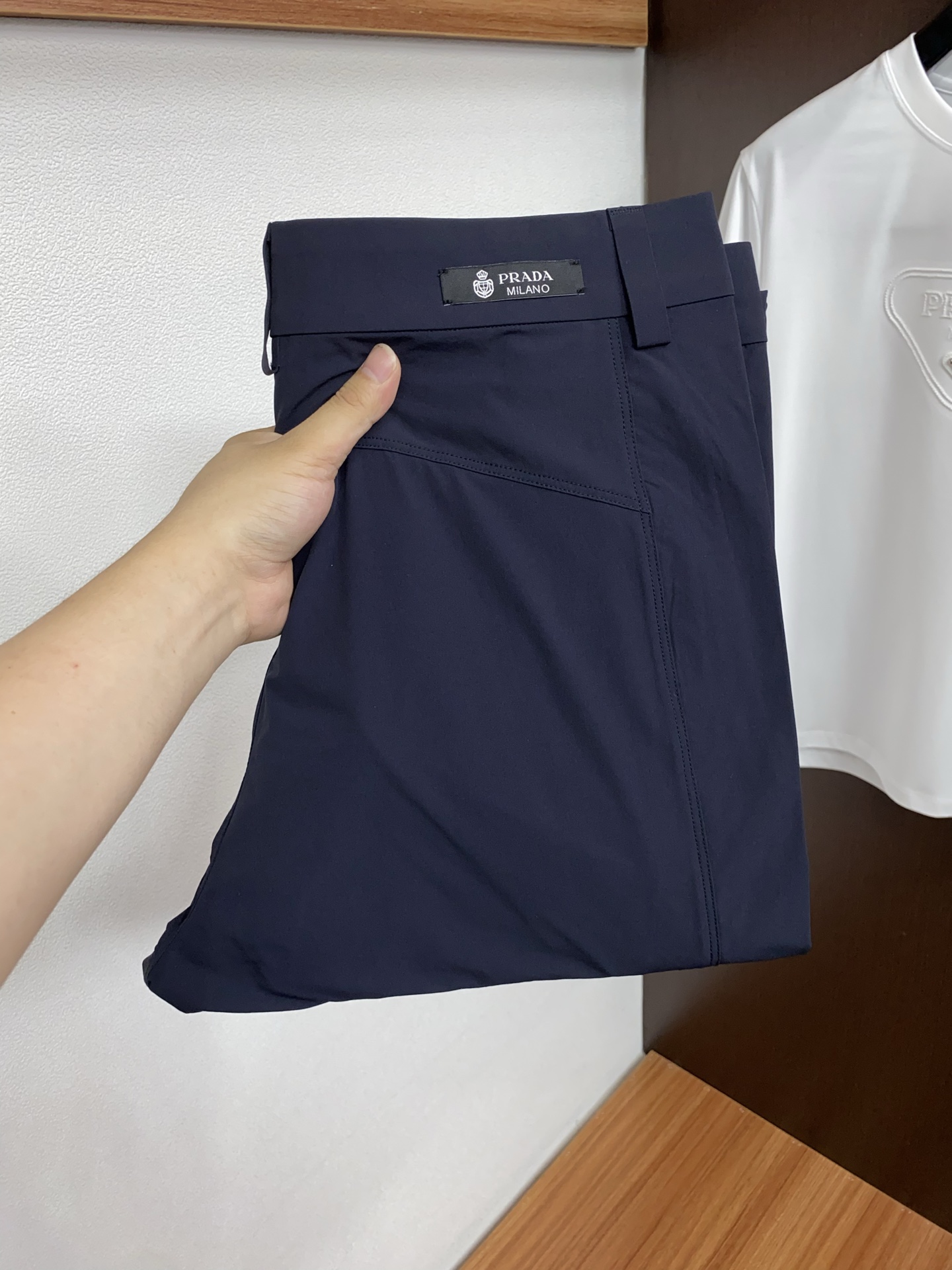 普拉达 2026春夏新款弹力纤维休闲裤 干净利落剪裁，都市风十足 采用精纺面料手感软糯干爽，上身效果挺括