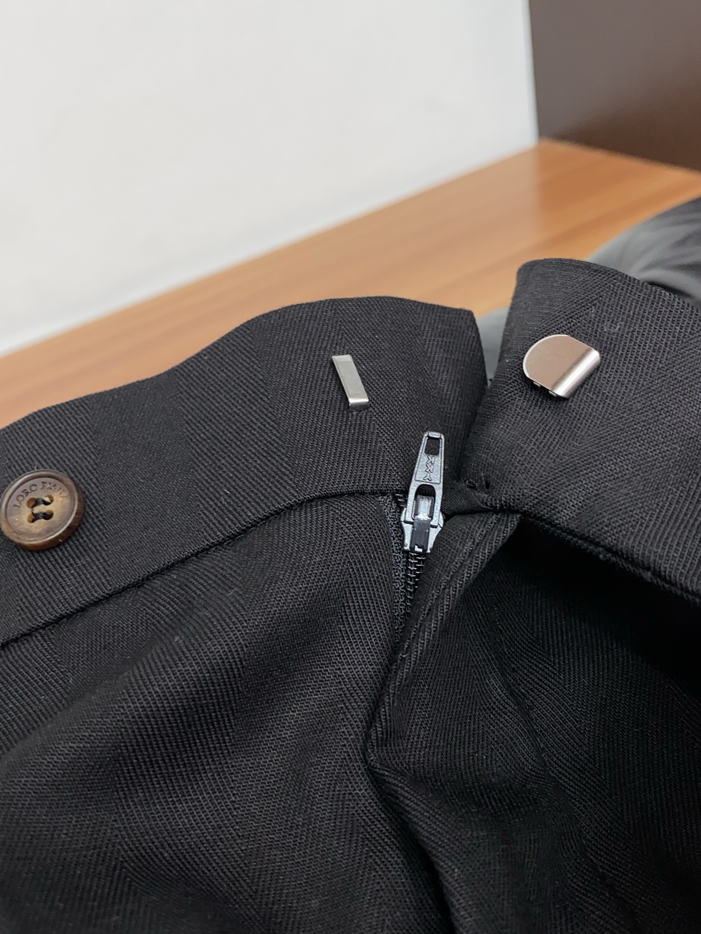 loro Piana 诺悠翩雅 2026春夏新款 麻料休闲裤 干净利落剪裁，都市风十足 采用精纺面料手感