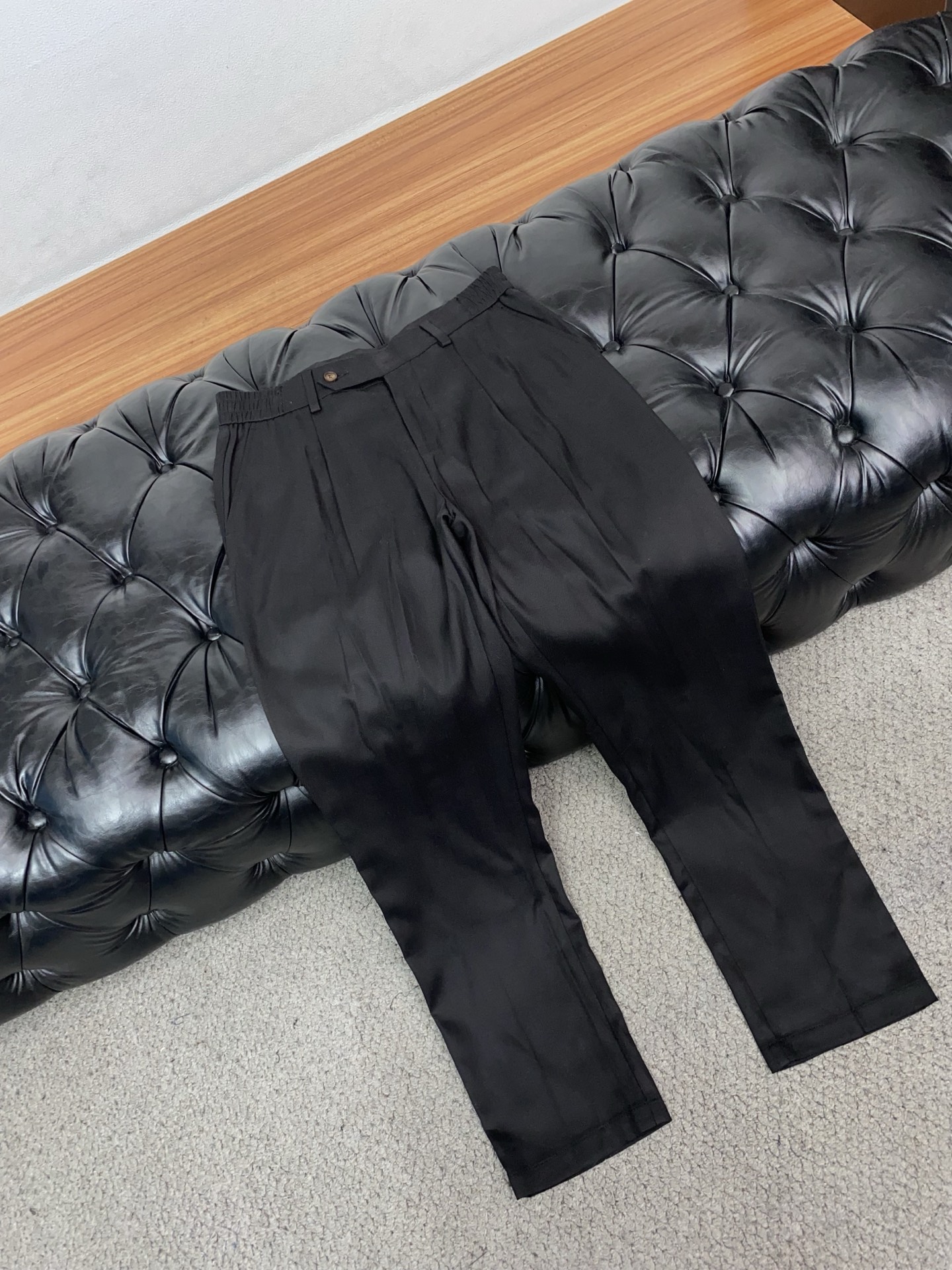 loro Piana 诺悠翩雅 2026春夏新款 麻料休闲裤 干净利落剪裁，都市风十足 采用精纺面料手感