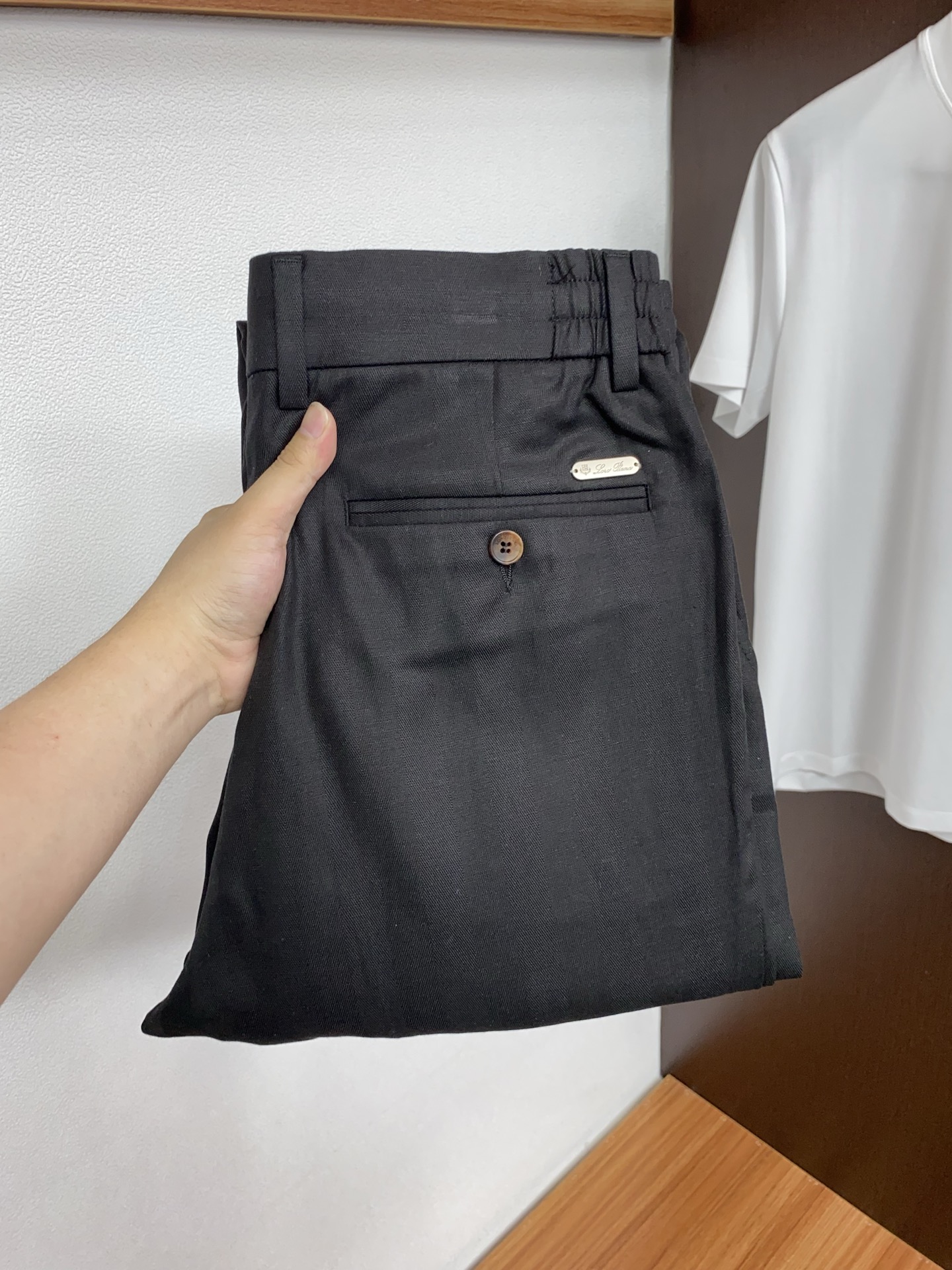 loro Piana 诺悠翩雅 2026春夏新款 麻料休闲裤 干净利落剪裁，都市风十足 采用精纺面料手感