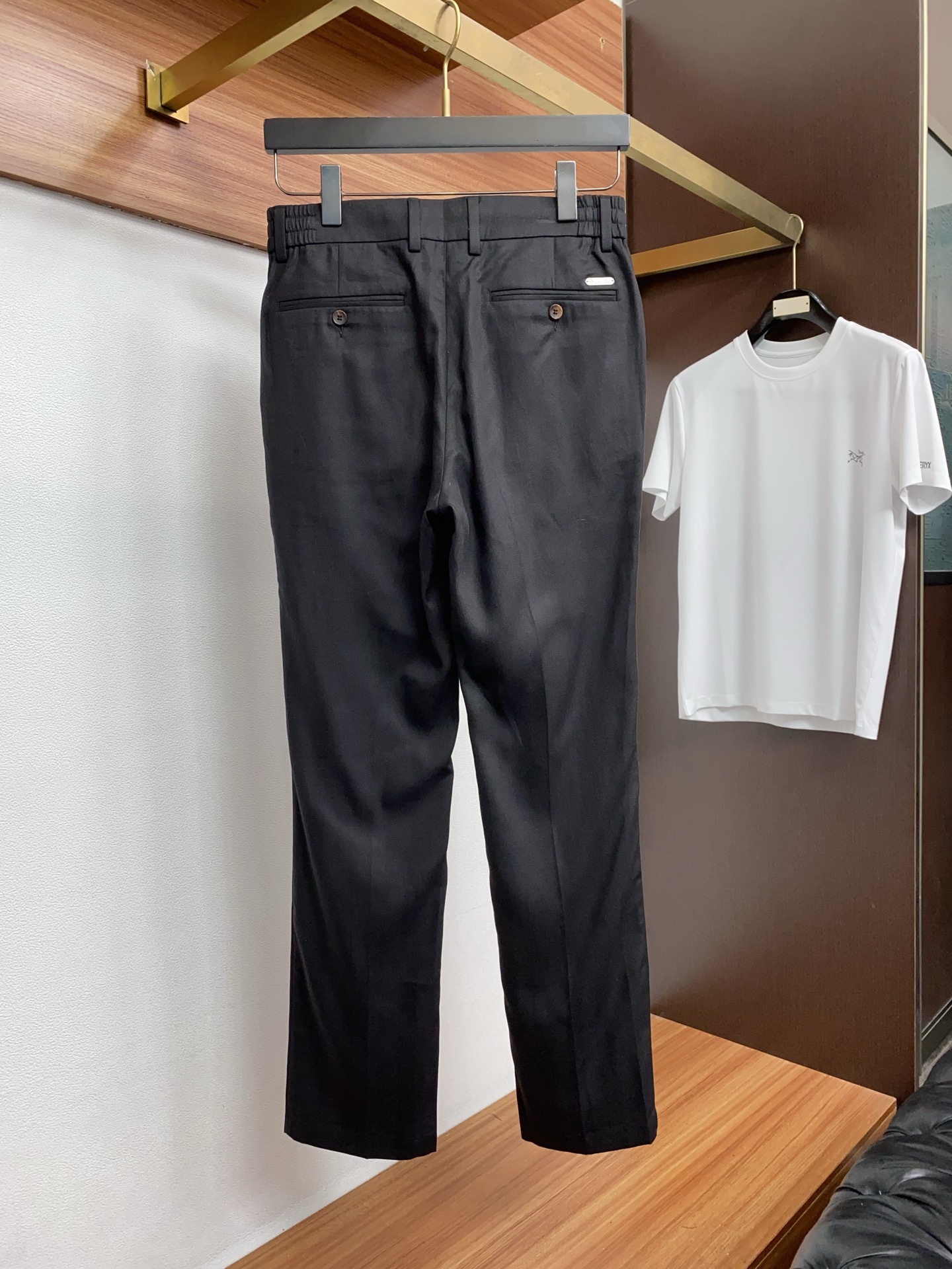 loro Piana 诺悠翩雅 2026春夏新款 麻料休闲裤 干净利落剪裁，都市风十足 采用精纺面料手感