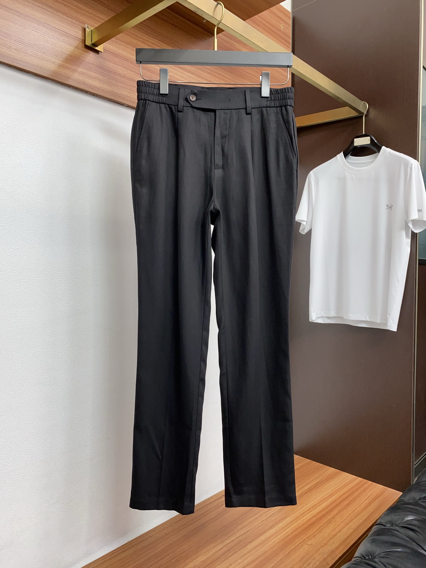 loro Piana 诺悠翩雅 2026春夏新款 麻料休闲裤 干净利落剪裁，都市风十足 采用精纺面料手感