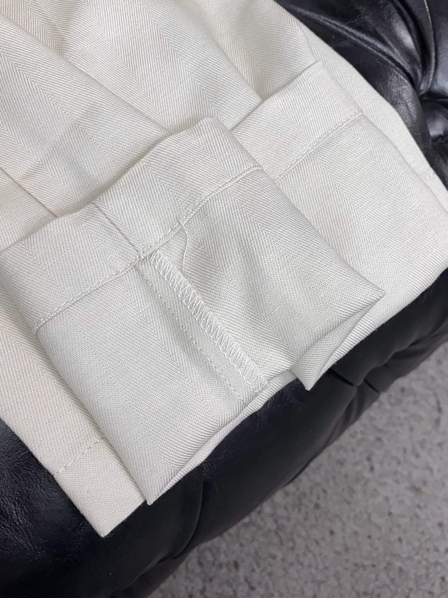loro Piana 诺悠翩雅 2026春夏新款 麻料休闲裤 干净利落剪裁，都市风十足 采用精纺面料手感