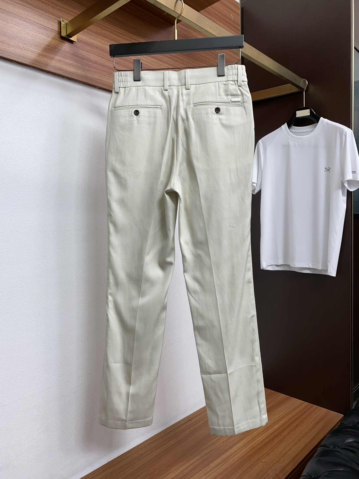 loro Piana 诺悠翩雅 2026春夏新款 麻料休闲裤 干净利落剪裁，都市风十足 采用精纺面料手感