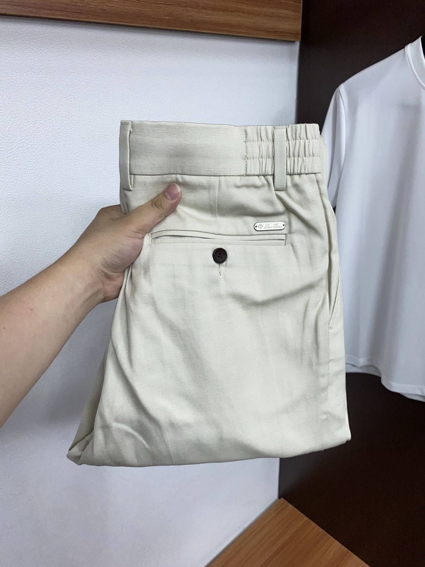 loro Piana 诺悠翩雅 2026春夏新款 麻料休闲裤 干净利落剪裁，都市风十足 采用精纺面料手感