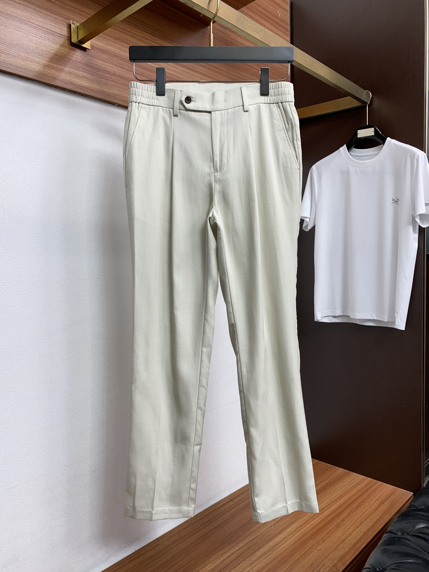 loro Piana 诺悠翩雅 2026春夏新款 麻料休闲裤 干净利落剪裁，都市风十足 采用精纺面料手感