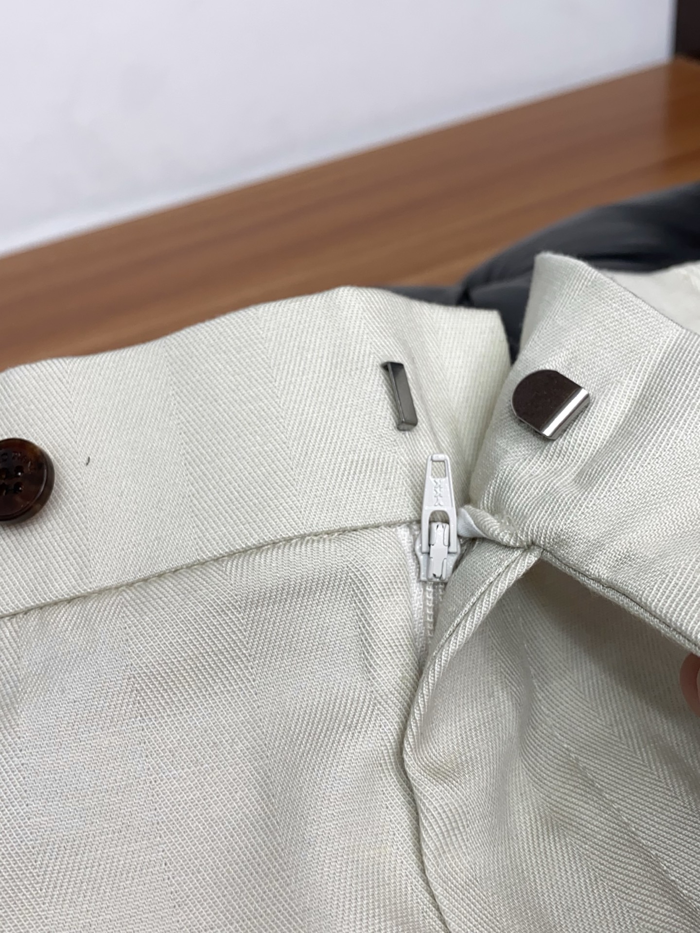 loro Piana 诺悠翩雅 2026春夏新款 麻料休闲裤 干净利落剪裁，都市风十足 采用精纺面料手感