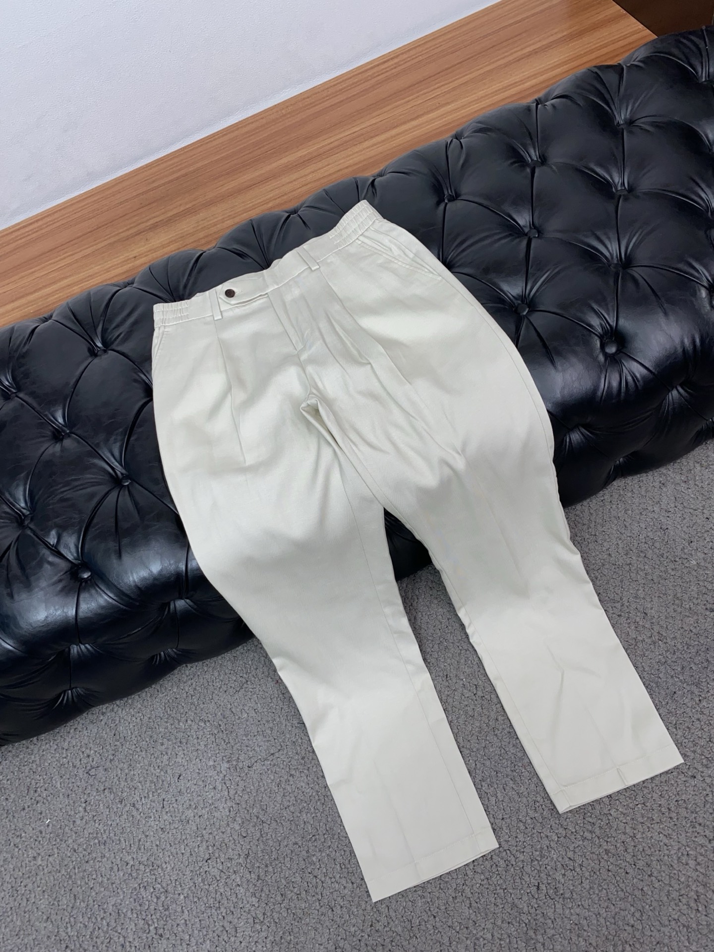loro Piana 诺悠翩雅 2026春夏新款 麻料休闲裤 干净利落剪裁，都市风十足 采用精纺面料手感