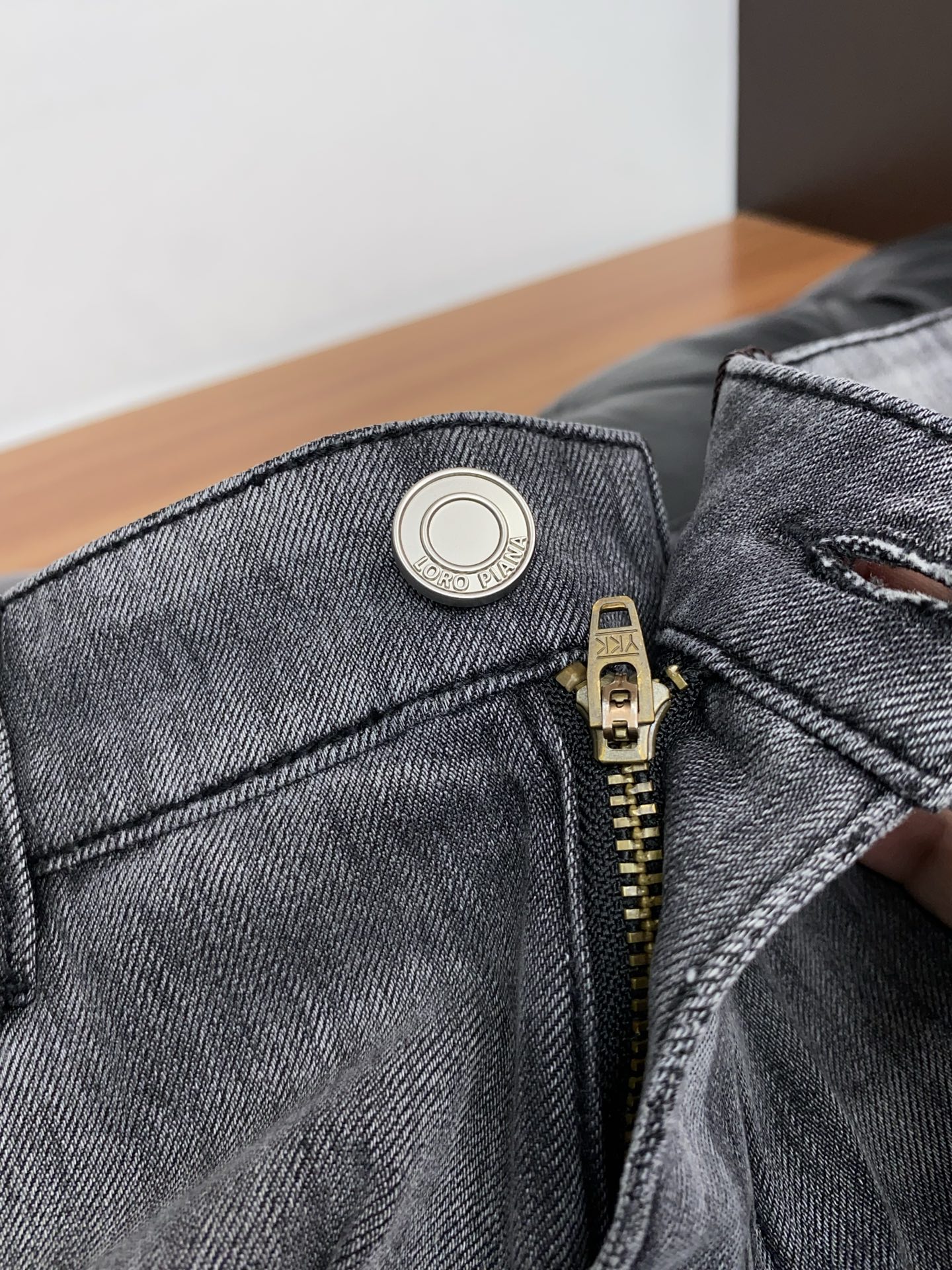loro Piana 诺悠翩雅 26新款 市场独家订制长绒棉牛仔面料 稀缺面料 超级柔软舒服 工艺复杂四