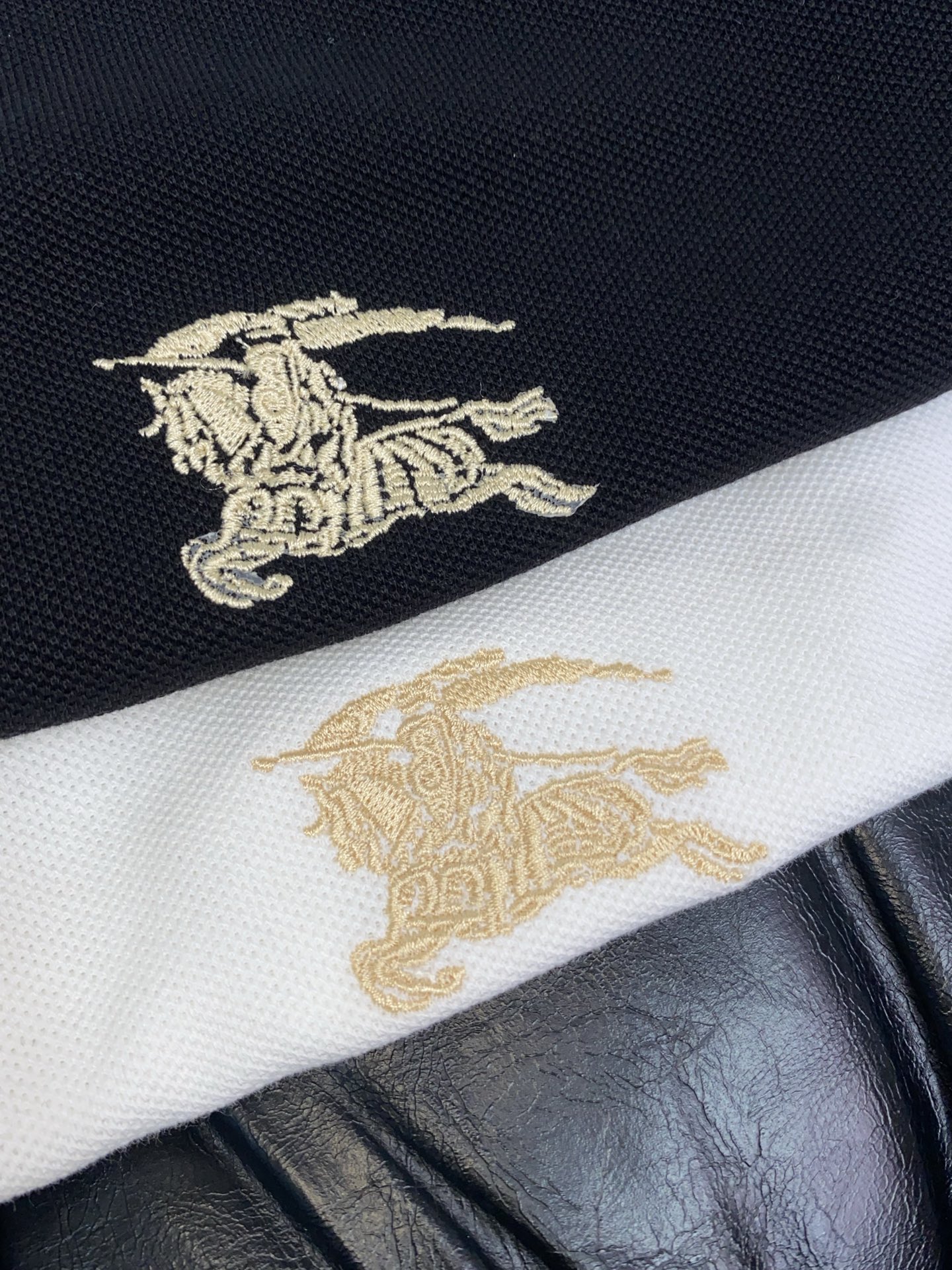 巴宝莉 2026春夏新品细纹珠地商务Polo,极简的衣身造型!顶级针织棉质混纺质地 整体的触感极为舒适, 巴宝莉 2026春夏新品细纹珠地商务Polo,极简的衣身造型!顶级针织棉质混纺质地 整体的触感极为舒适,