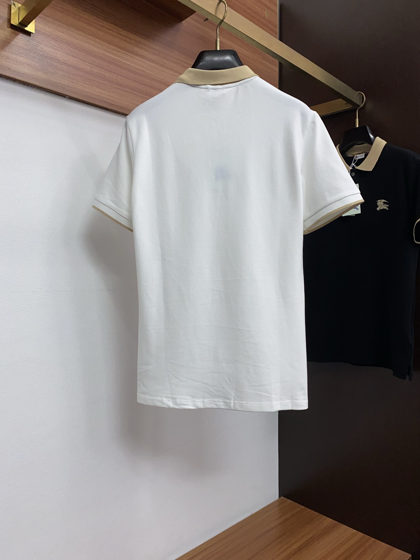 巴宝莉 2026春夏新品细纹珠地商务Polo,极简的衣身造型!顶级针织棉质混纺质地 整体的触感极为舒适, 巴宝莉 2026春夏新品细纹珠地商务Polo,极简的衣身造型!顶级针织棉质混纺质地 整体的触感极为舒适,