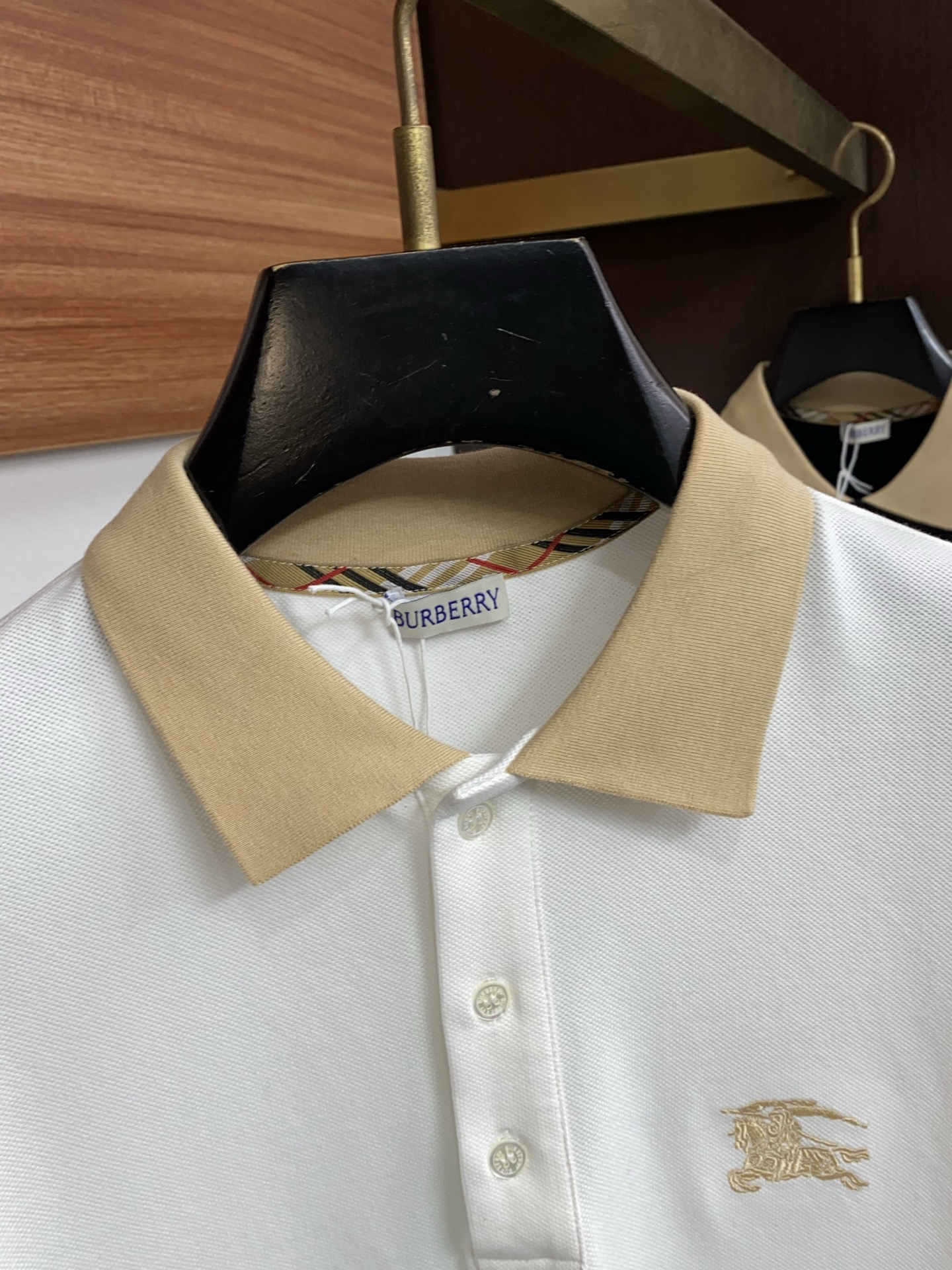 巴宝莉 2026春夏新品细纹珠地商务Polo,极简的衣身造型!顶级针织棉质混纺质地 整体的触感极为舒适, 巴宝莉 2026春夏新品细纹珠地商务Polo,极简的衣身造型!顶级针织棉质混纺质地 整体的触感极为舒适,