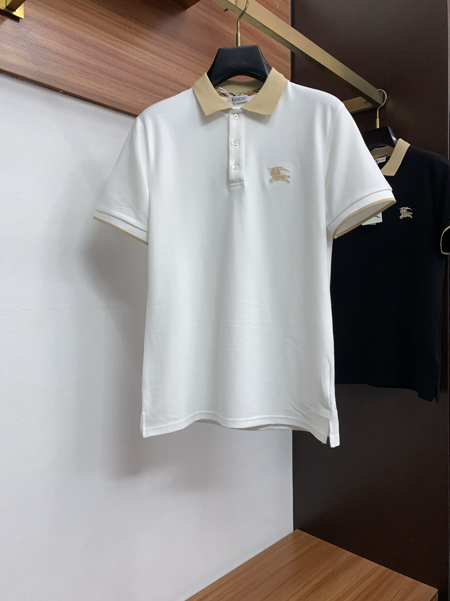 巴宝莉 2026春夏新品细纹珠地商务Polo，极简的衣身造型！顶级针织棉质混纺质地 整体的触感极为舒适，