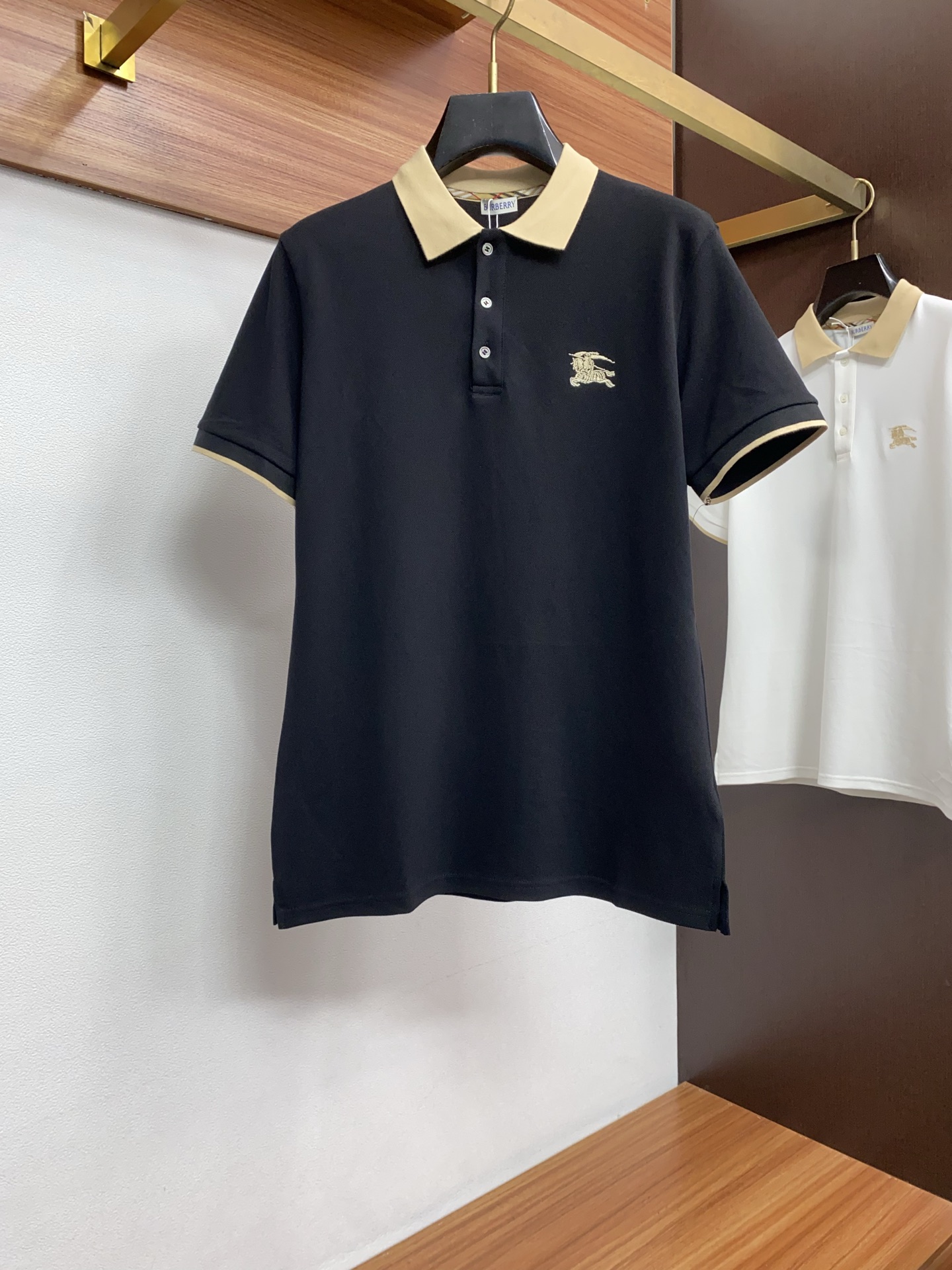巴宝莉 2026春夏新品细纹珠地商务Polo，极简的衣身造型！顶级针织棉质混纺质地 整体的触感极为舒适，