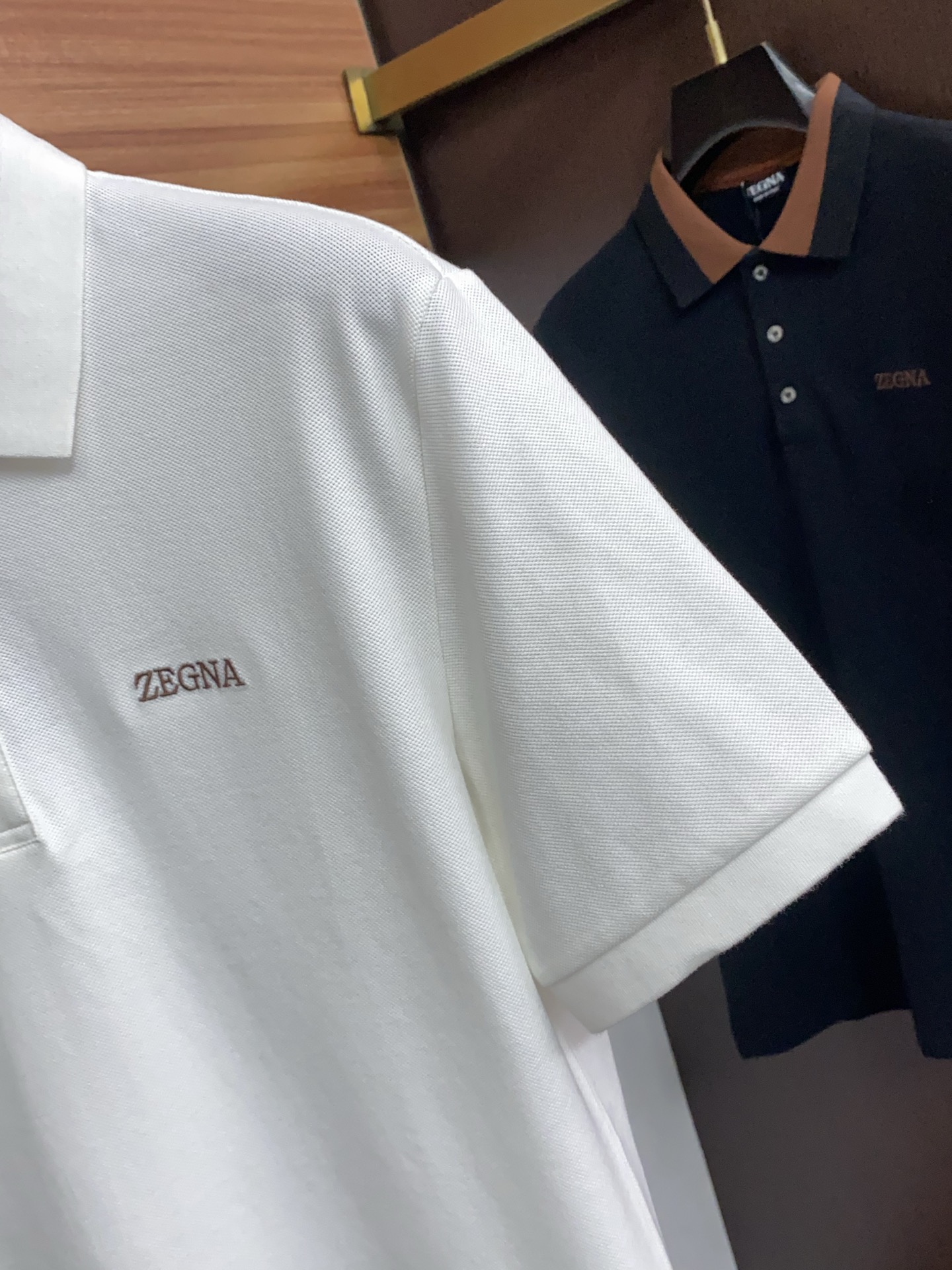 杰尼亚 2026春夏新品细纹珠地商务Polo，极简的衣身造型！顶级针织棉质混纺质地 整体的触感极为舒适，