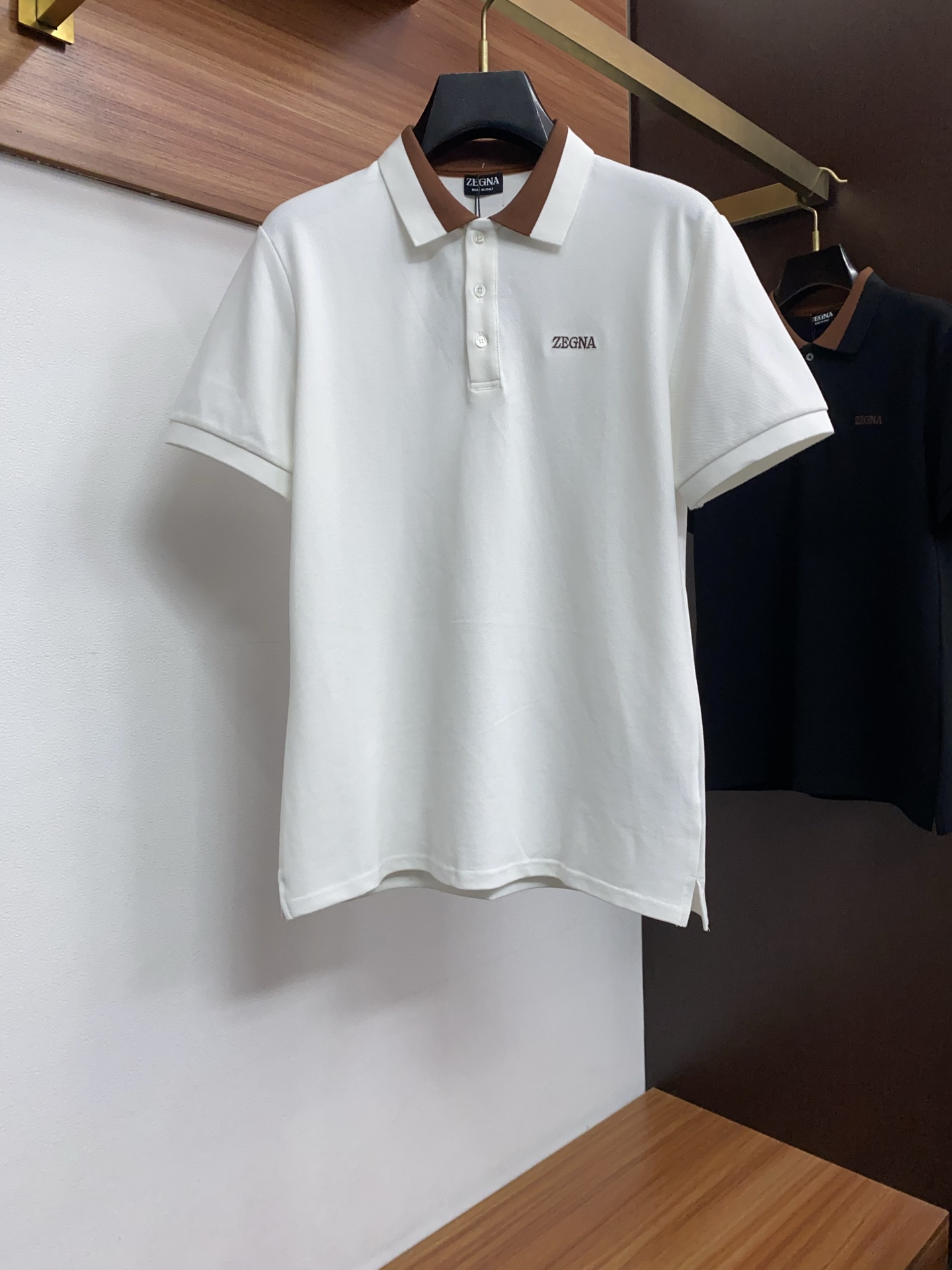 杰尼亚 2026春夏新品细纹珠地商务Polo，极简的衣身造型！顶级针织棉质混纺质地 整体的触感极为舒适，