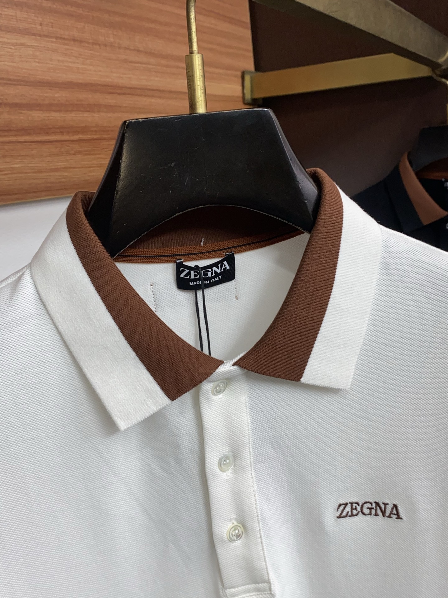 杰尼亚 2026春夏新品细纹珠地商务Polo，极简的衣身造型！顶级针织棉质混纺质地 整体的触感极为舒适，