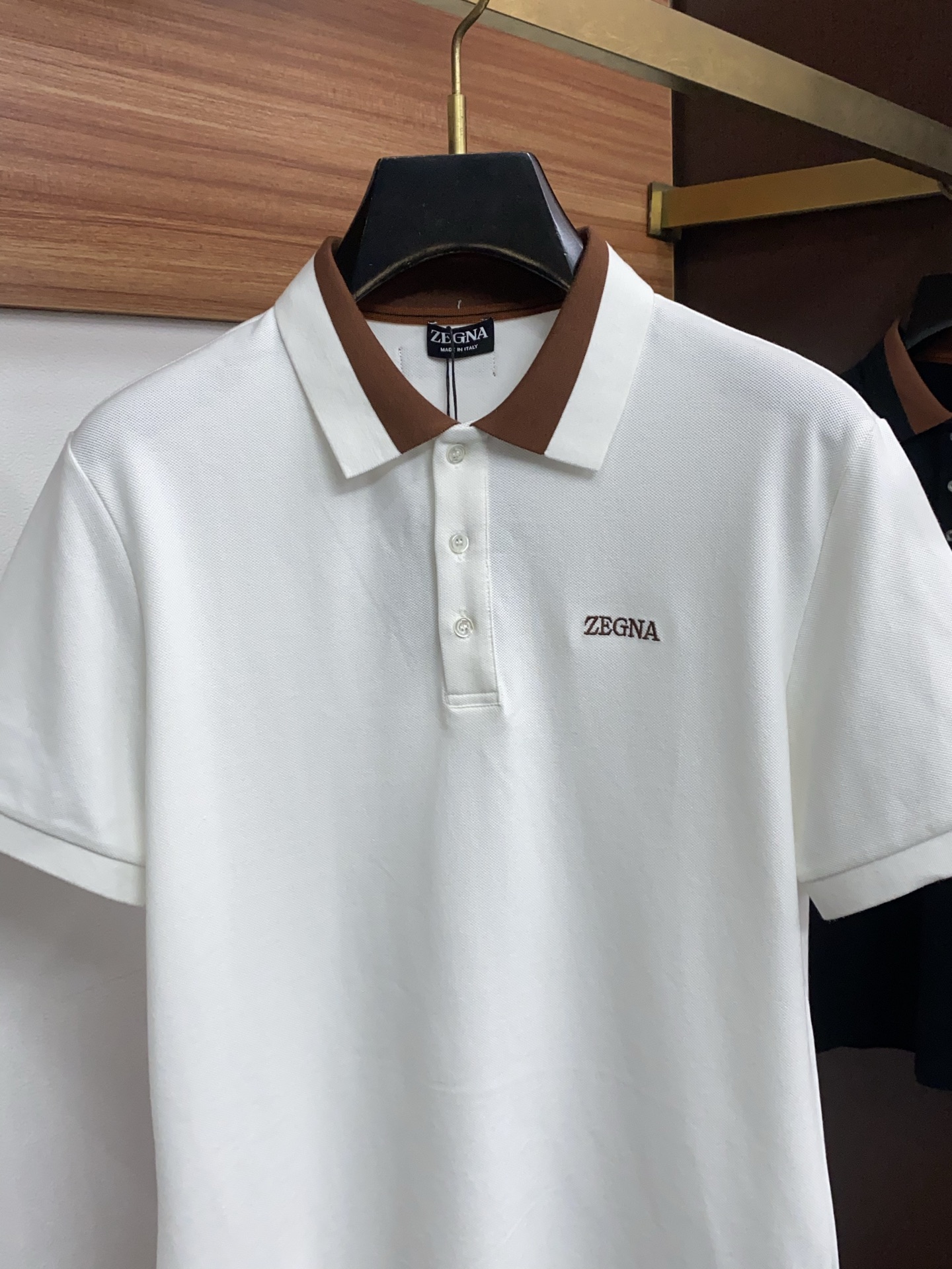 杰尼亚 2026春夏新品细纹珠地商务Polo，极简的衣身造型！顶级针织棉质混纺质地 整体的触感极为舒适，