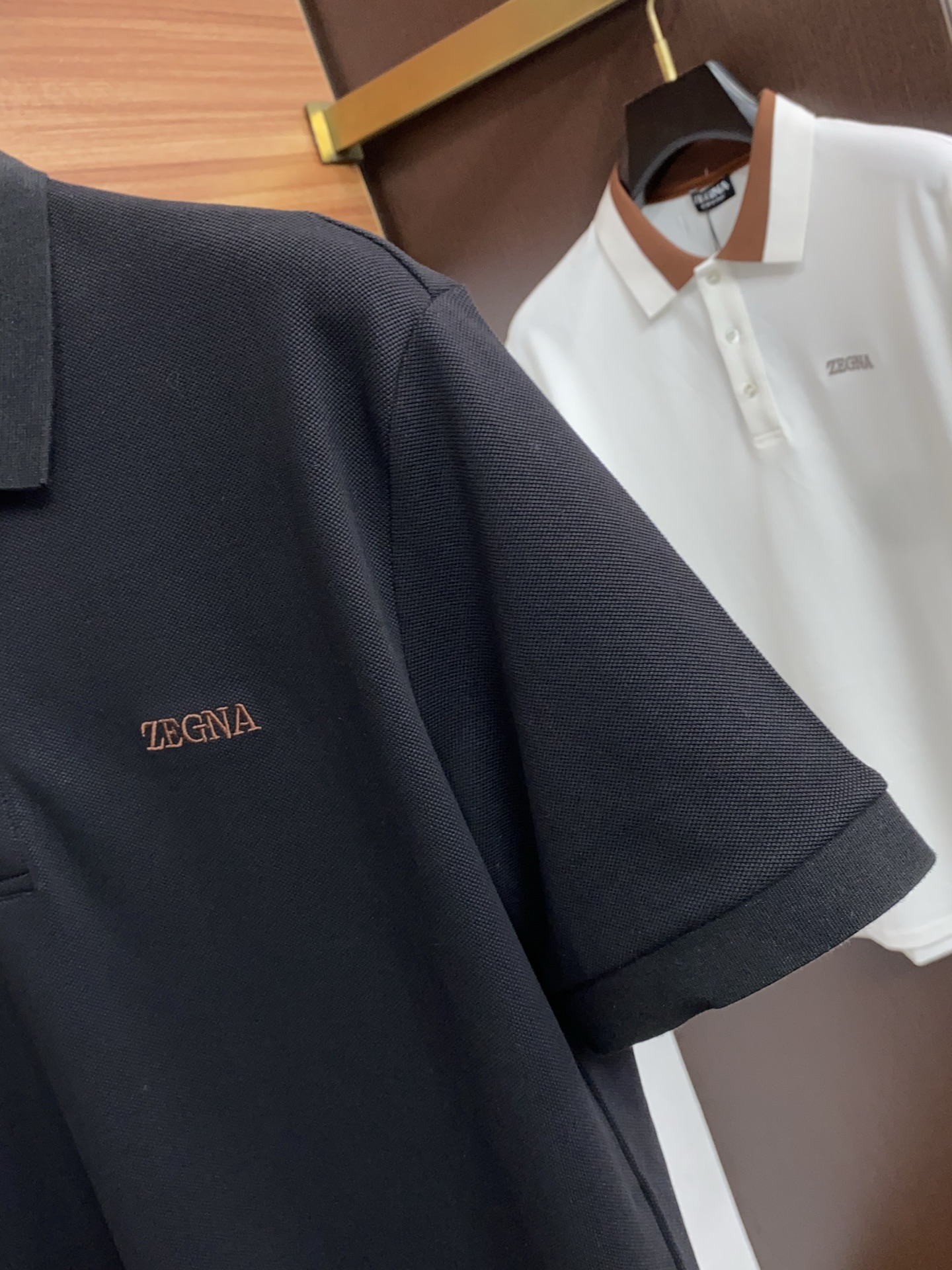 杰尼亚 2026春夏新品细纹珠地商务Polo，极简的衣身造型！顶级针织棉质混纺质地 整体的触感极为舒适，