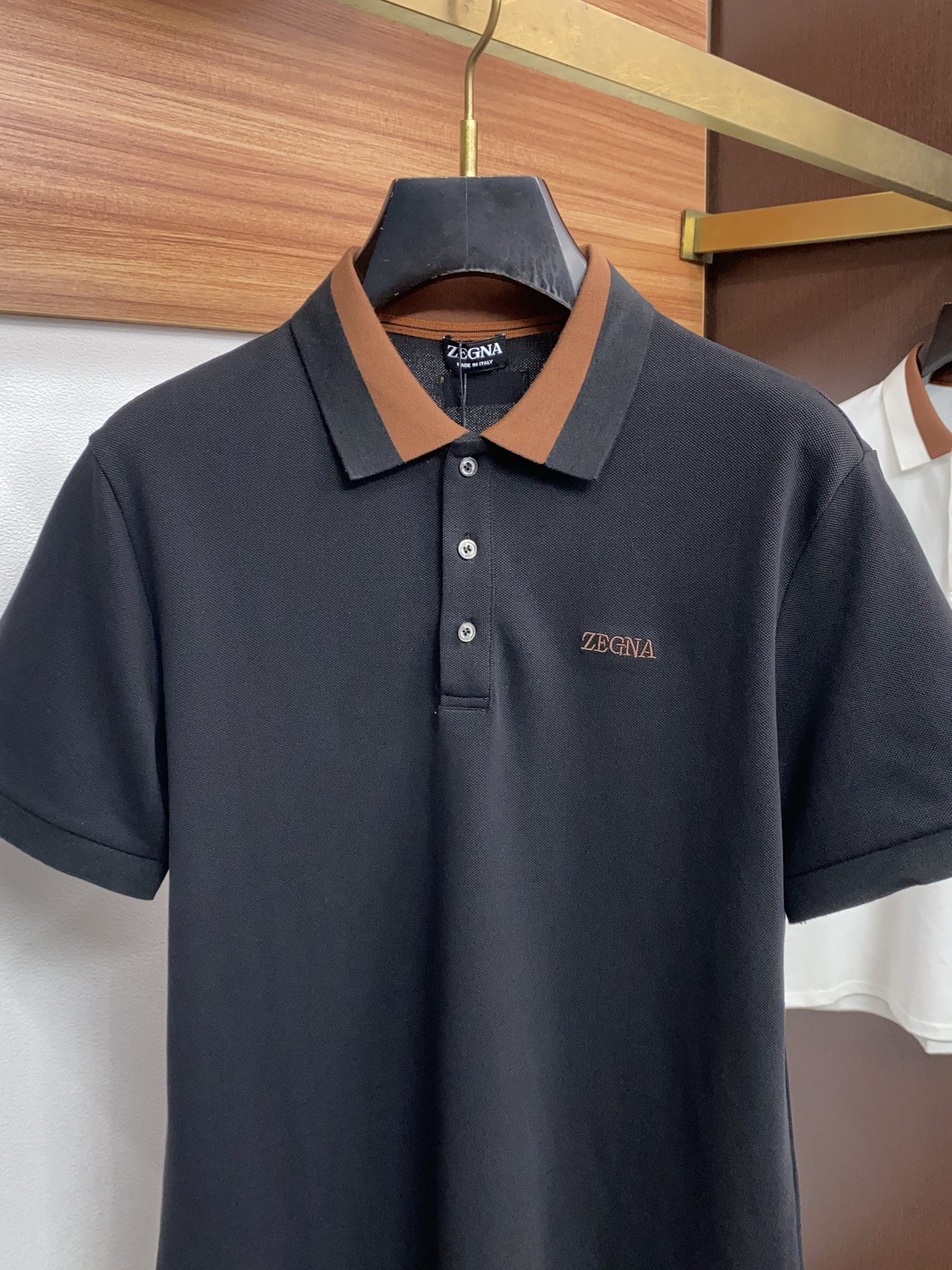 杰尼亚 2026春夏新品细纹珠地商务Polo，极简的衣身造型！顶级针织棉质混纺质地 整体的触感极为舒适，