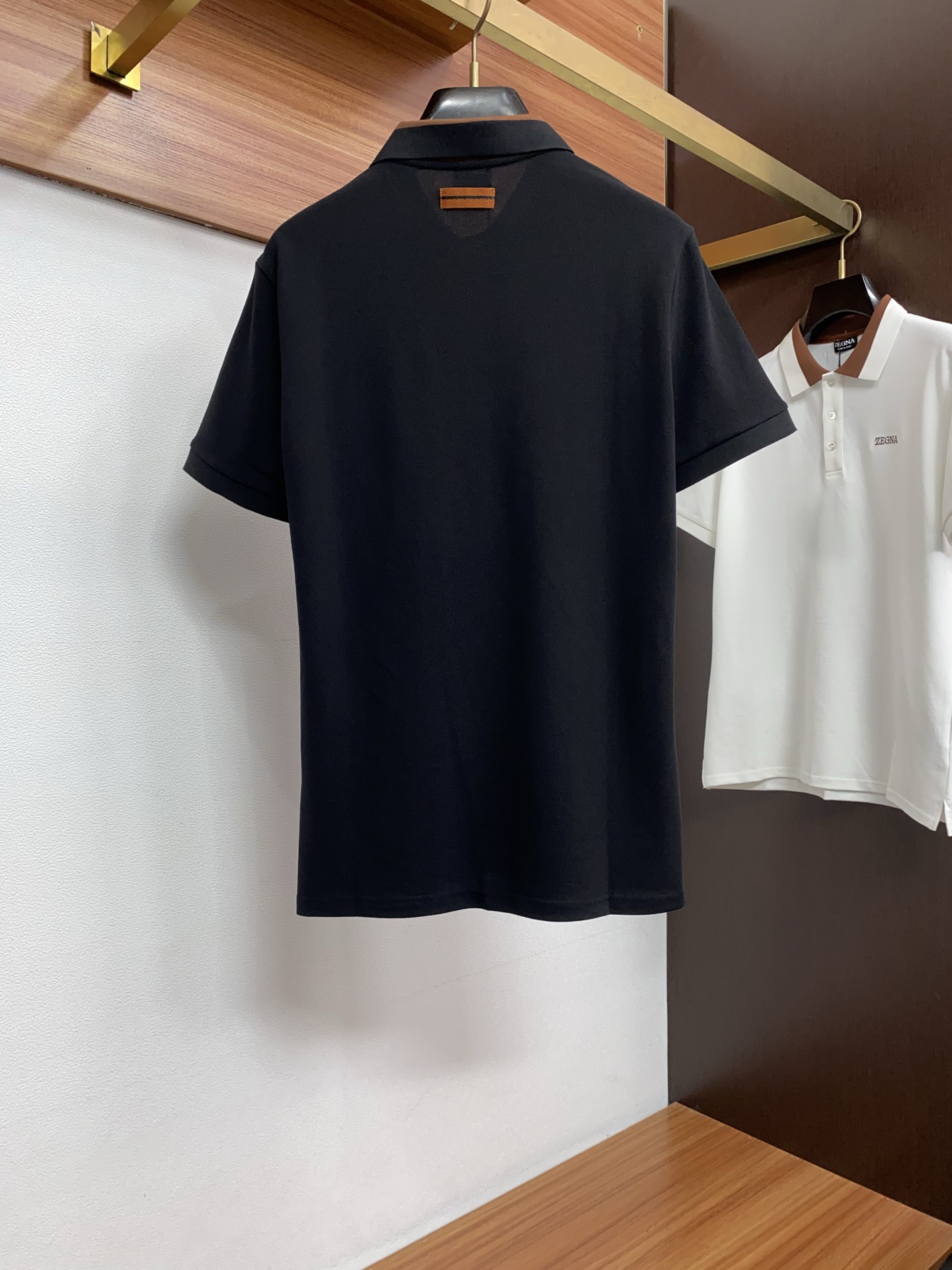 杰尼亚 2026春夏新品细纹珠地商务Polo，极简的衣身造型！顶级针织棉质混纺质地 整体的触感极为舒适，
