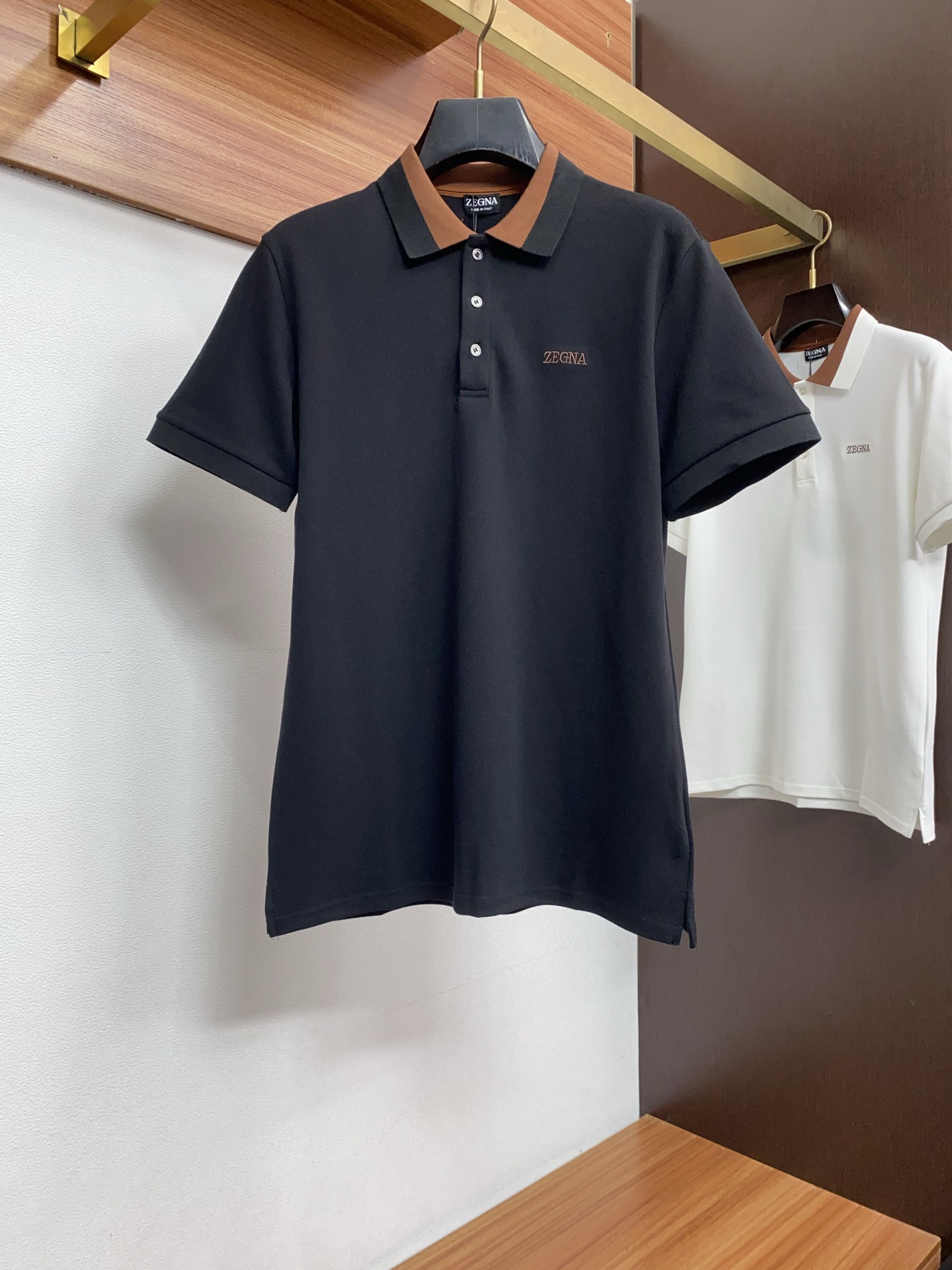 杰尼亚 2026春夏新品细纹珠地商务Polo，极简的衣身造型！顶级针织棉质混纺质地 整体的触感极为舒适，
