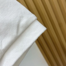 普拉达 2026春夏新品细纹珠地商务Polo,极简的衣身造型!顶级针织棉质混纺质地 整体的触感极为舒适, 普拉达 2026春夏新品细纹珠地商务Polo,极简的衣身造型!顶级针织棉质混纺质地 整体的触感极为舒适,