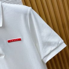普拉达 2026春夏新品细纹珠地商务Polo,极简的衣身造型!顶级针织棉质混纺质地 整体的触感极为舒适, 普拉达 2026春夏新品细纹珠地商务Polo,极简的衣身造型!顶级针织棉质混纺质地 整体的触感极为舒适,
