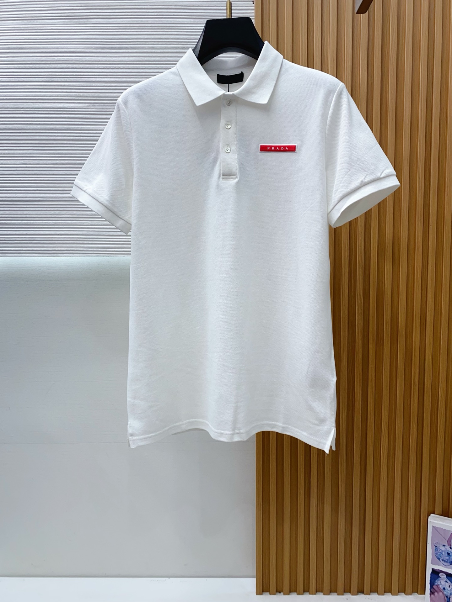 普拉达 2026春夏新品细纹珠地商务Polo，极简的衣身造型！顶级针织棉质混纺质地 整体的触感极为舒适，