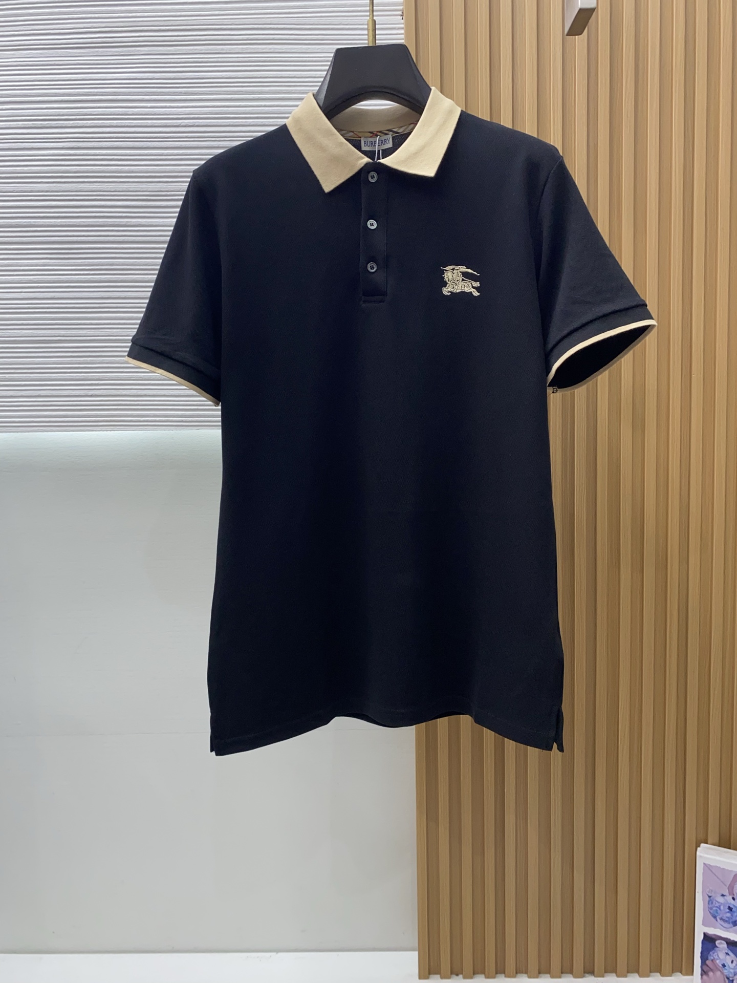 巴宝莉 2026春夏新品细纹珠地商务Polo，极简的衣身造型！顶级针织棉质混纺质地 整体的触感极为舒适，