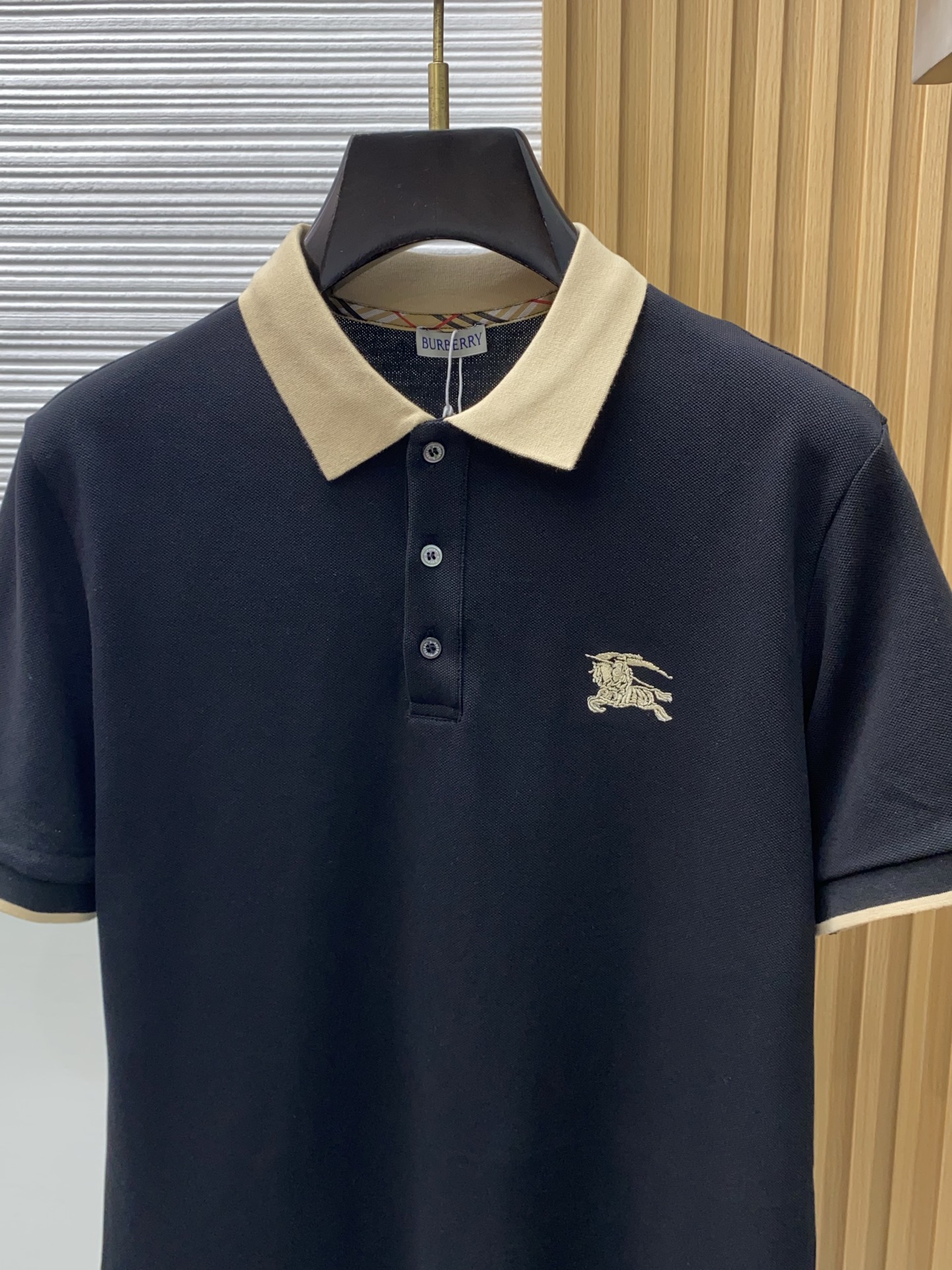巴宝莉 2026春夏新品细纹珠地商务Polo，极简的衣身造型！顶级针织棉质混纺质地 整体的触感极为舒适，