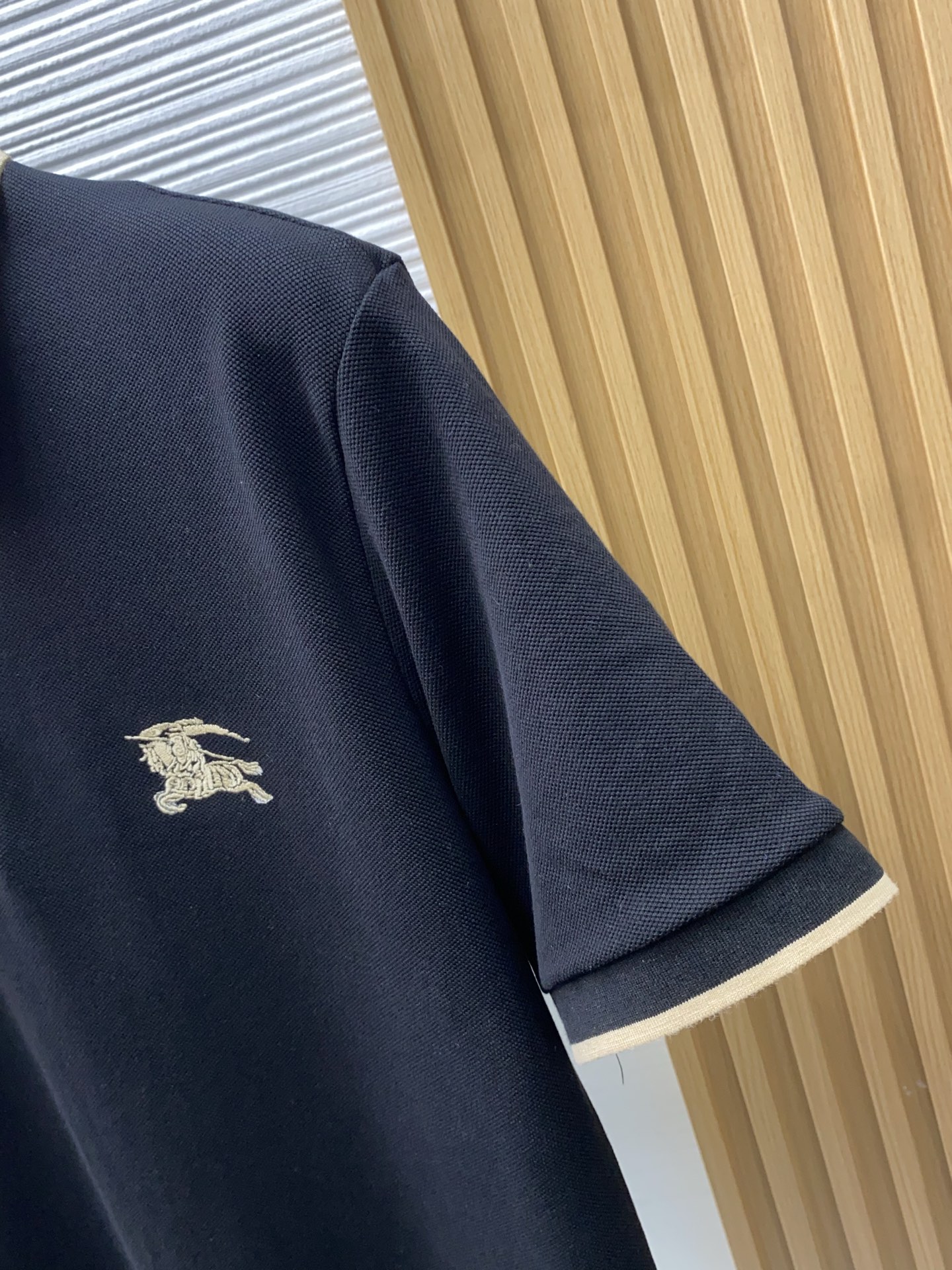 巴宝莉 2026春夏新品细纹珠地商务Polo，极简的衣身造型！顶级针织棉质混纺质地 整体的触感极为舒适，