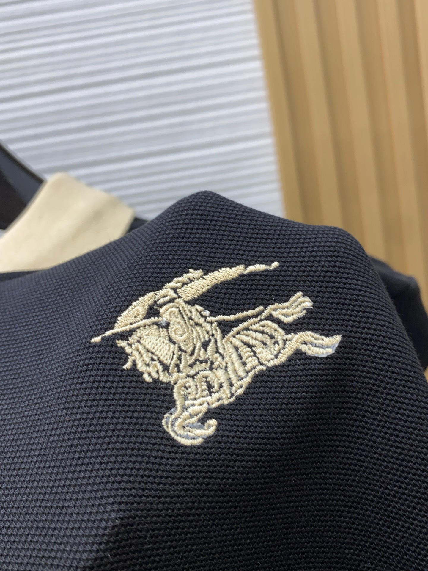 巴宝莉 2026春夏新品细纹珠地商务Polo，极简的衣身造型！顶级针织棉质混纺质地 整体的触感极为舒适，