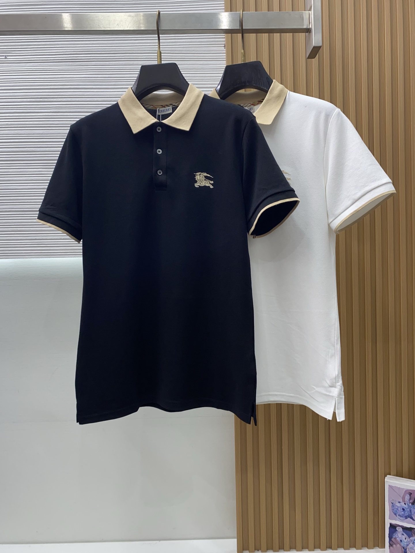 巴宝莉 2026春夏新品细纹珠地商务Polo，极简的衣身造型！顶级针织棉质混纺质地 整体的触感极为舒适，
