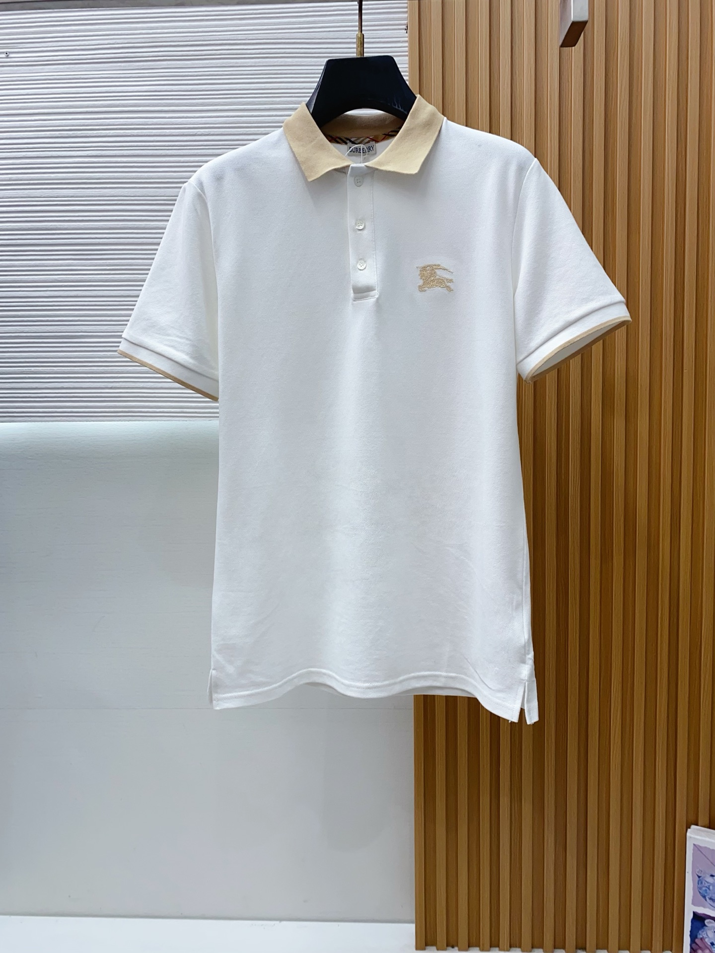 巴宝莉 2026春夏新品细纹珠地商务Polo，极简的衣身造型！顶级针织棉质混纺质地 整体的触感极为舒适，