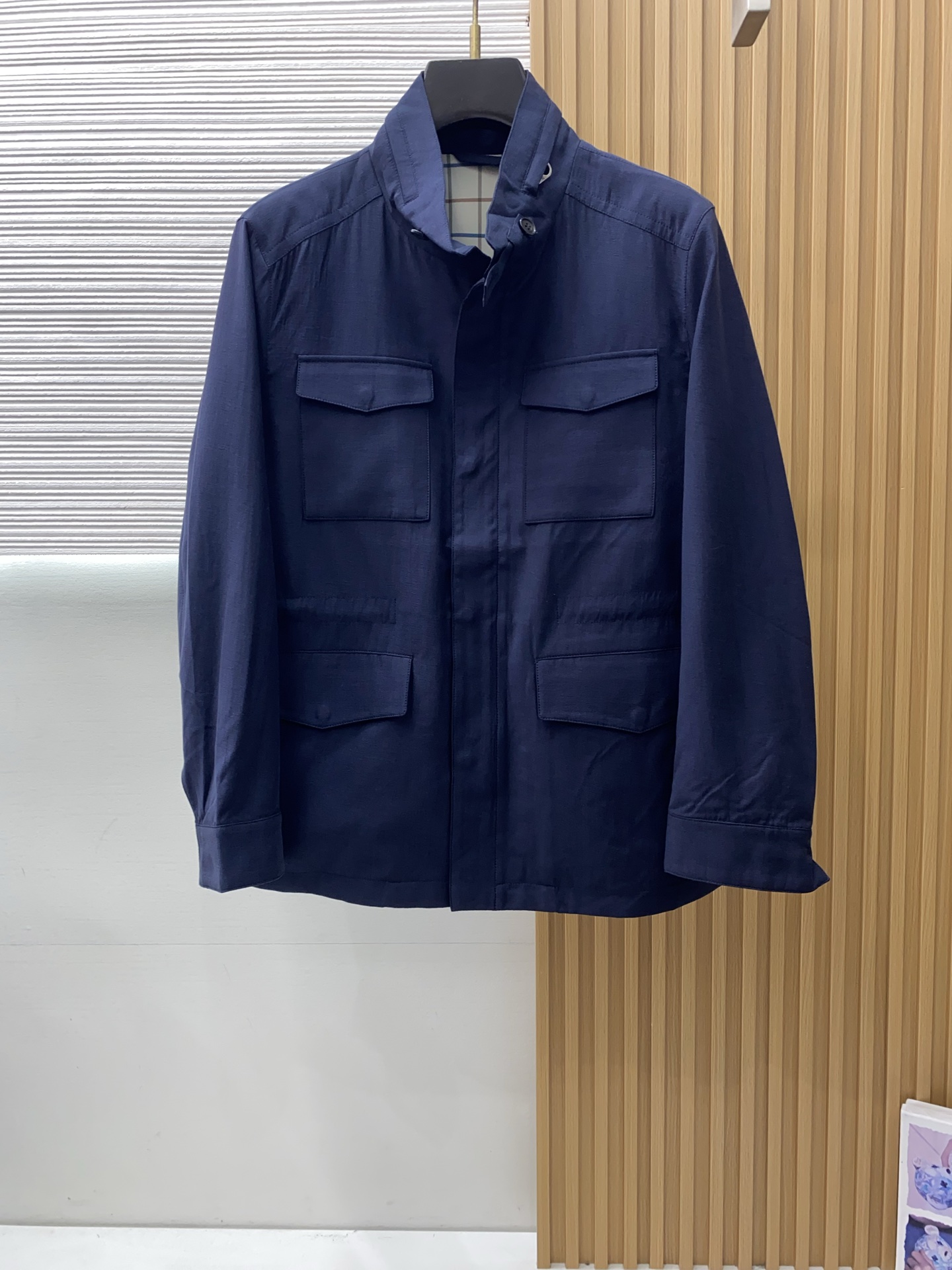 loro Piana 诺悠翩雅 2026新款男士休闲麻棉夹克外套。穿上简约干练的休闲外套，瞬间重回时髦霸